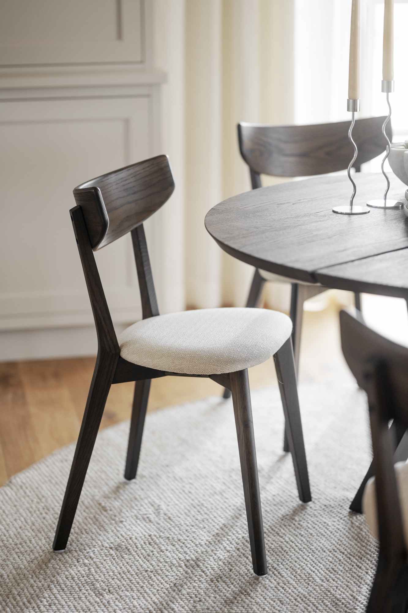 Design trifft Funktion: Stuhl Ami Eiche 2er Set, Braun / Sand.