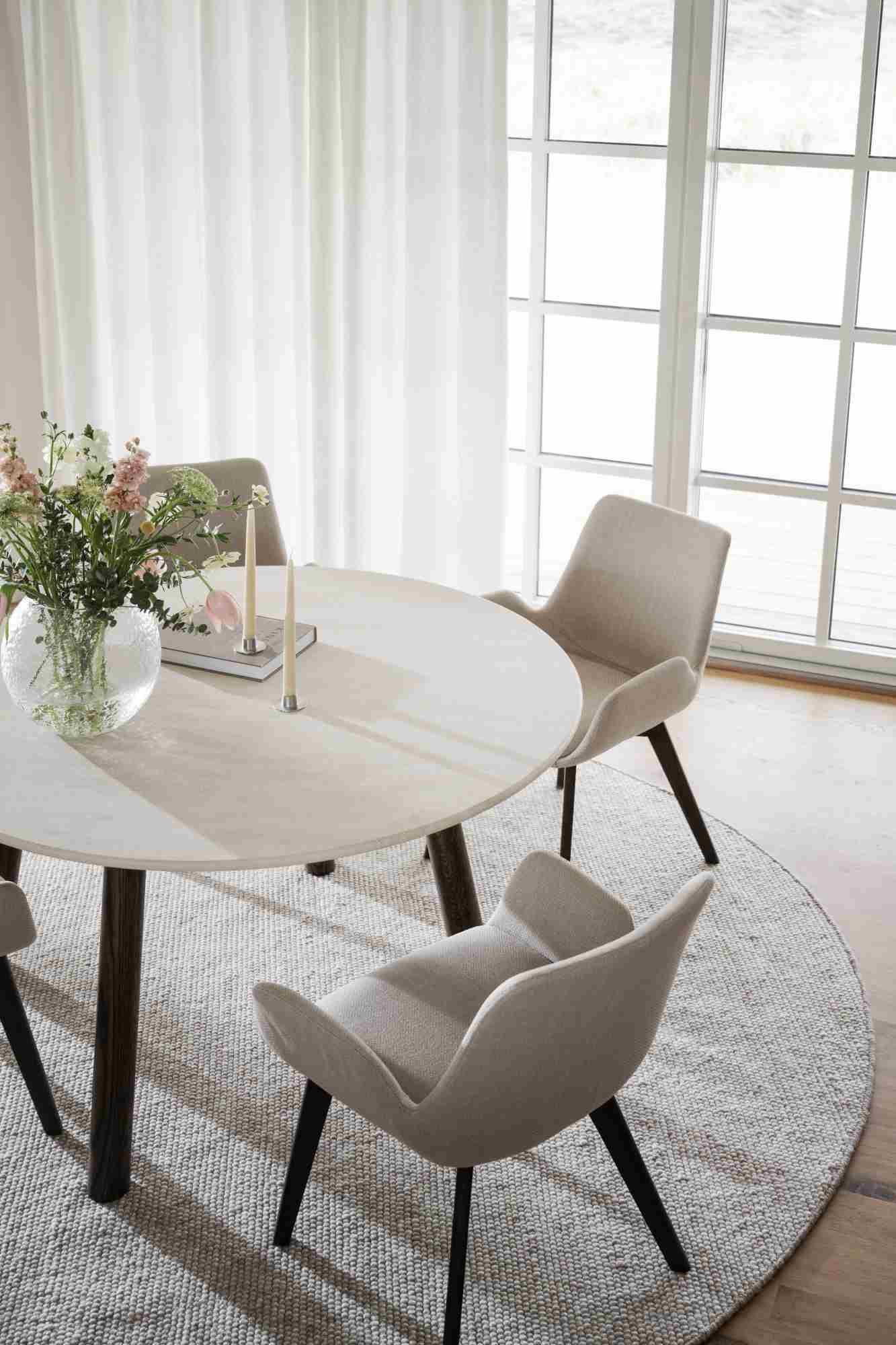 Hochwertiger Esstisch Taransay Rund 125cm, Travertin Sand, Eiche Braun für jede Einrichtung.