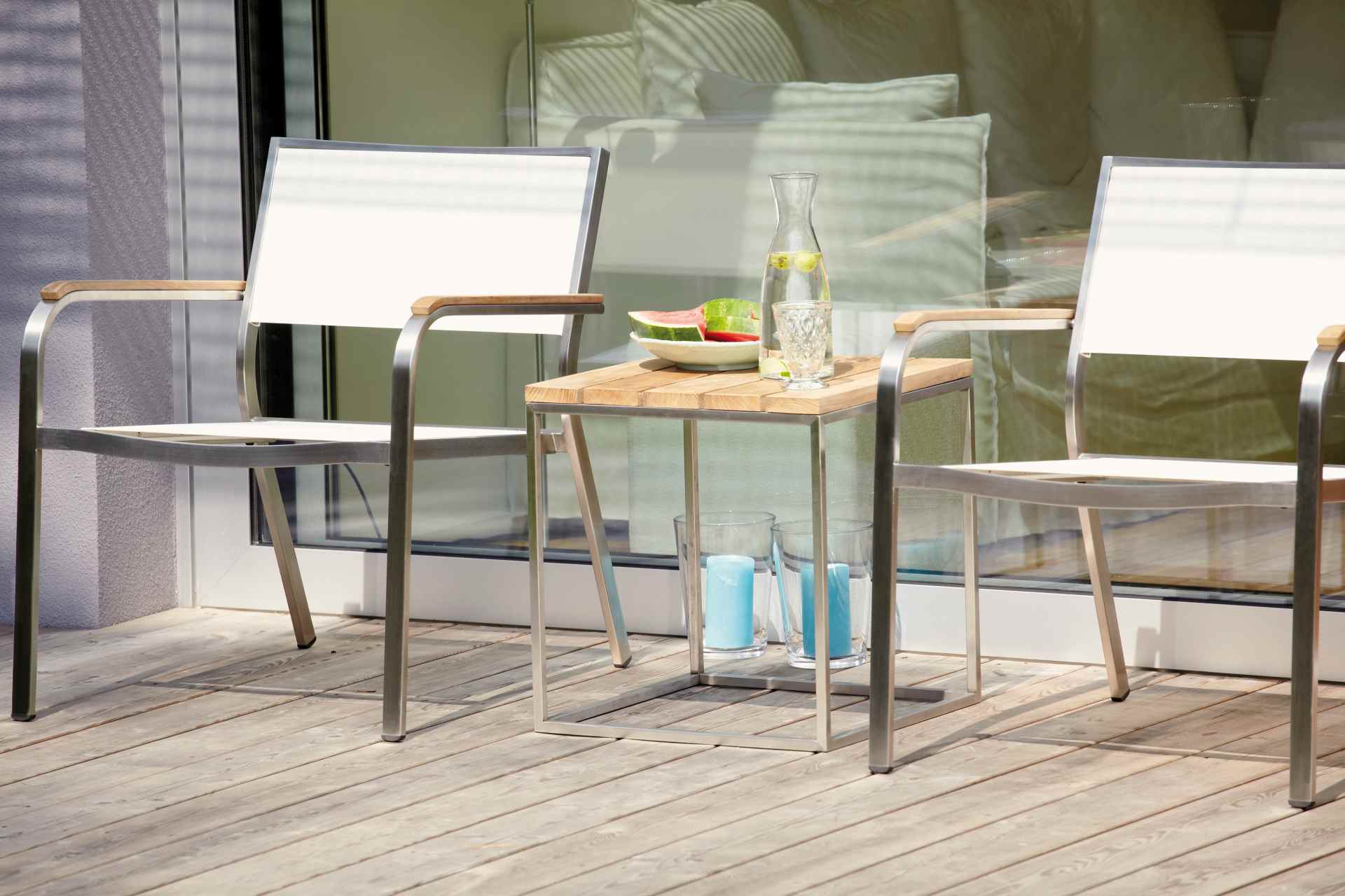 Der Beistelltisch Lux hat ein modernes Design, gefertigt wurde er von der Marke Jan Kurtz und ist aus Teakholz und Edelstahl. Somit ist der Tisch auch im Outdoor-Bereich einsetzbar.
