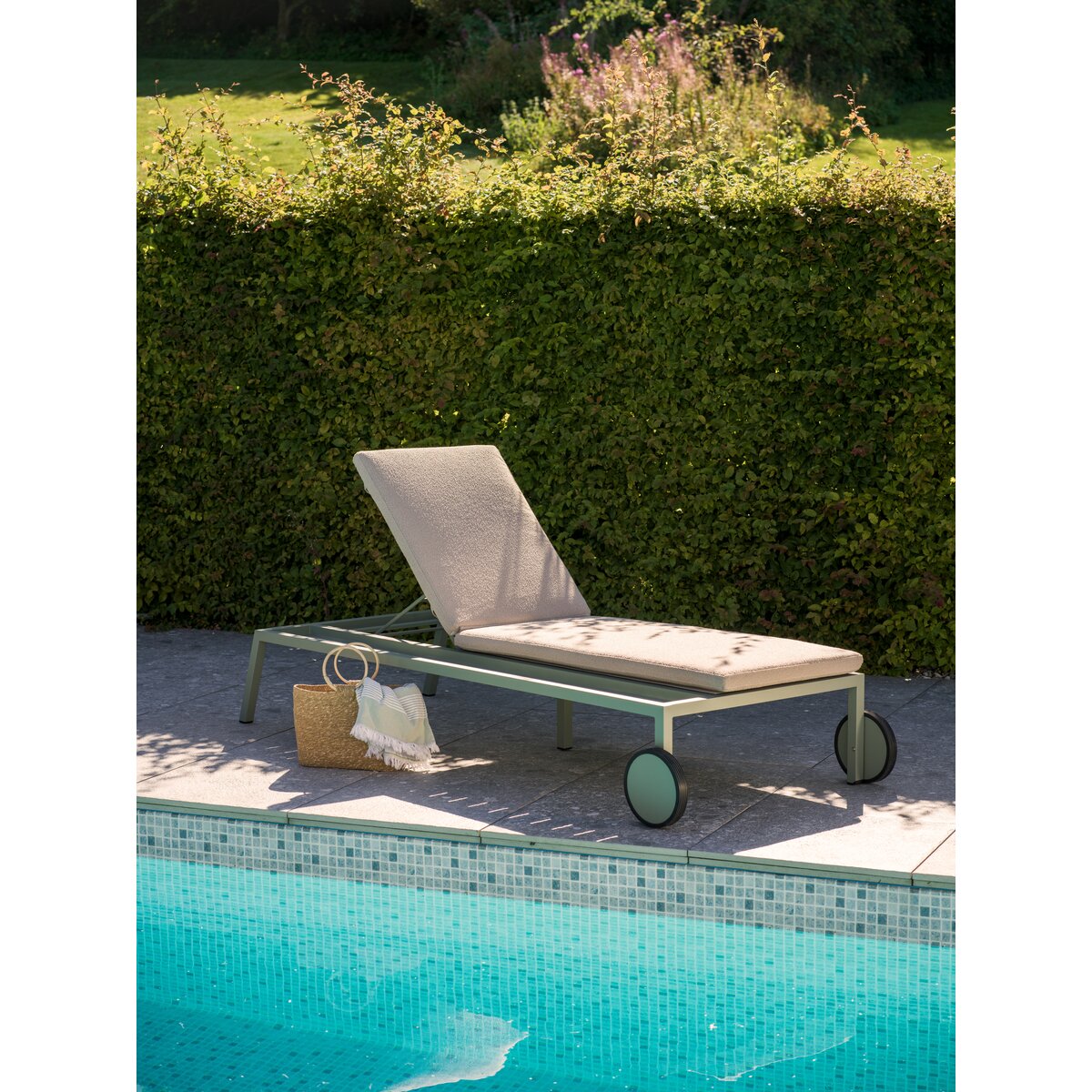 Sonnenliege Samvaro Grün/Beige - mit integrierter Ablage aus Aluminium & Olefin