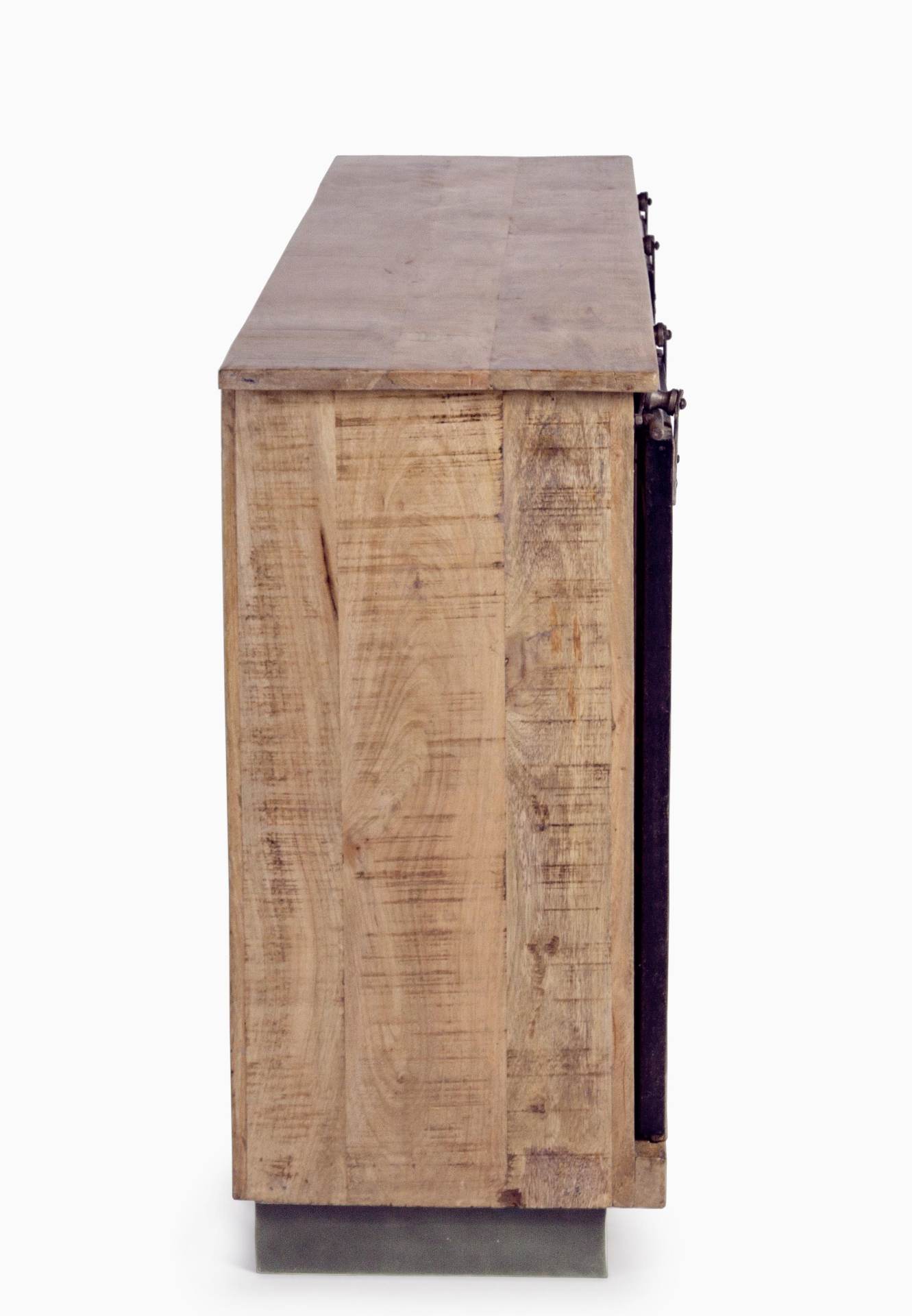 Das Sideboard Tudor überzeugt mit seinem klassischen Design. Gefertigt wurde es aus Mango-Holz, welches einen natürlichen Farbton besitzt. Das Gestell ist auch aus Mango-Holz. Das Sideboard verfügt über zwei Türen und drei Schubladen. Die Breite beträgt 1