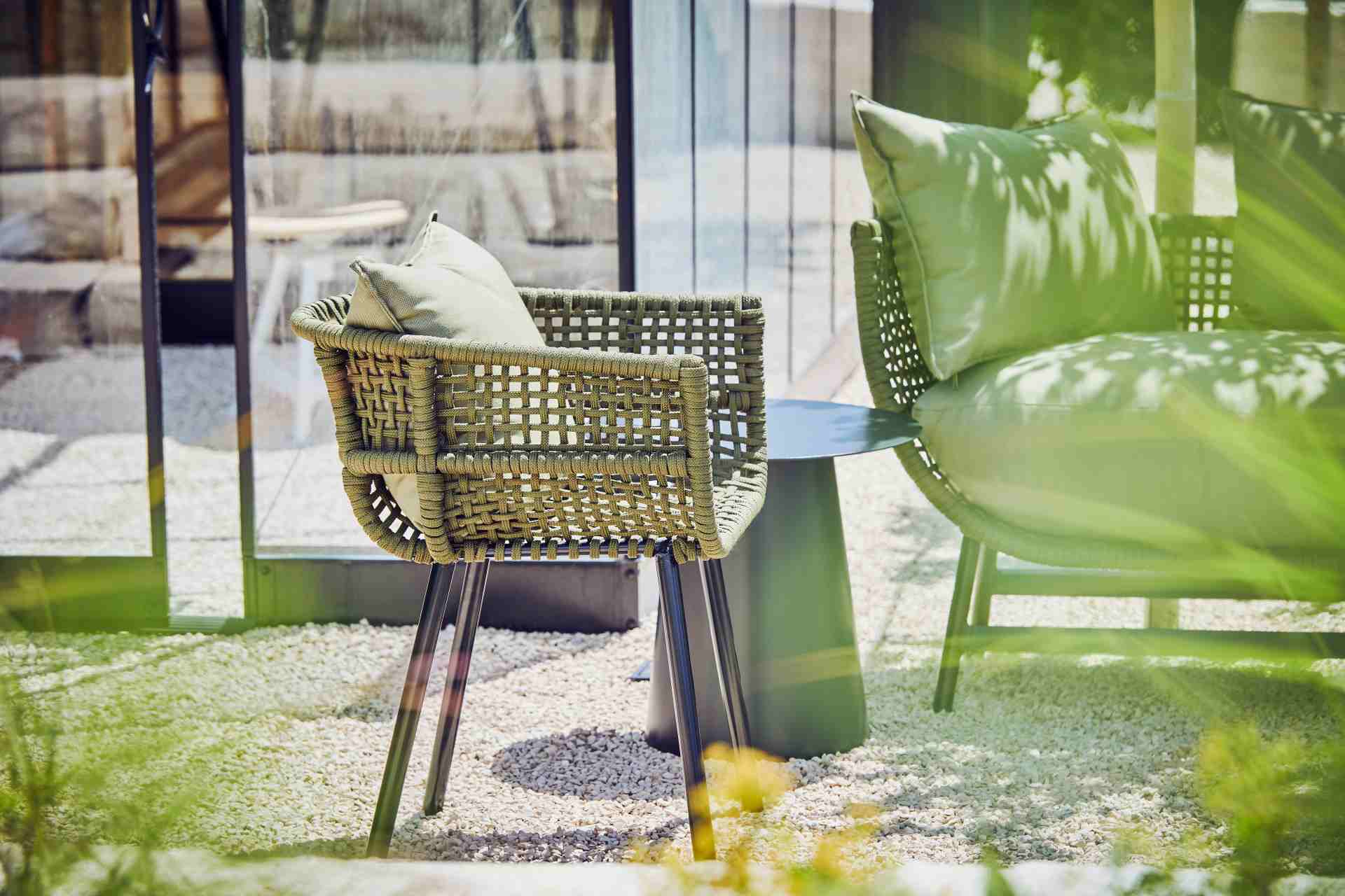 Stilvoller Gartenstuhl Saku mit einem Aluminium Gestell. Hergestellt von Jan Kurtz in der Farbe Olive. Outdoor geeignet.