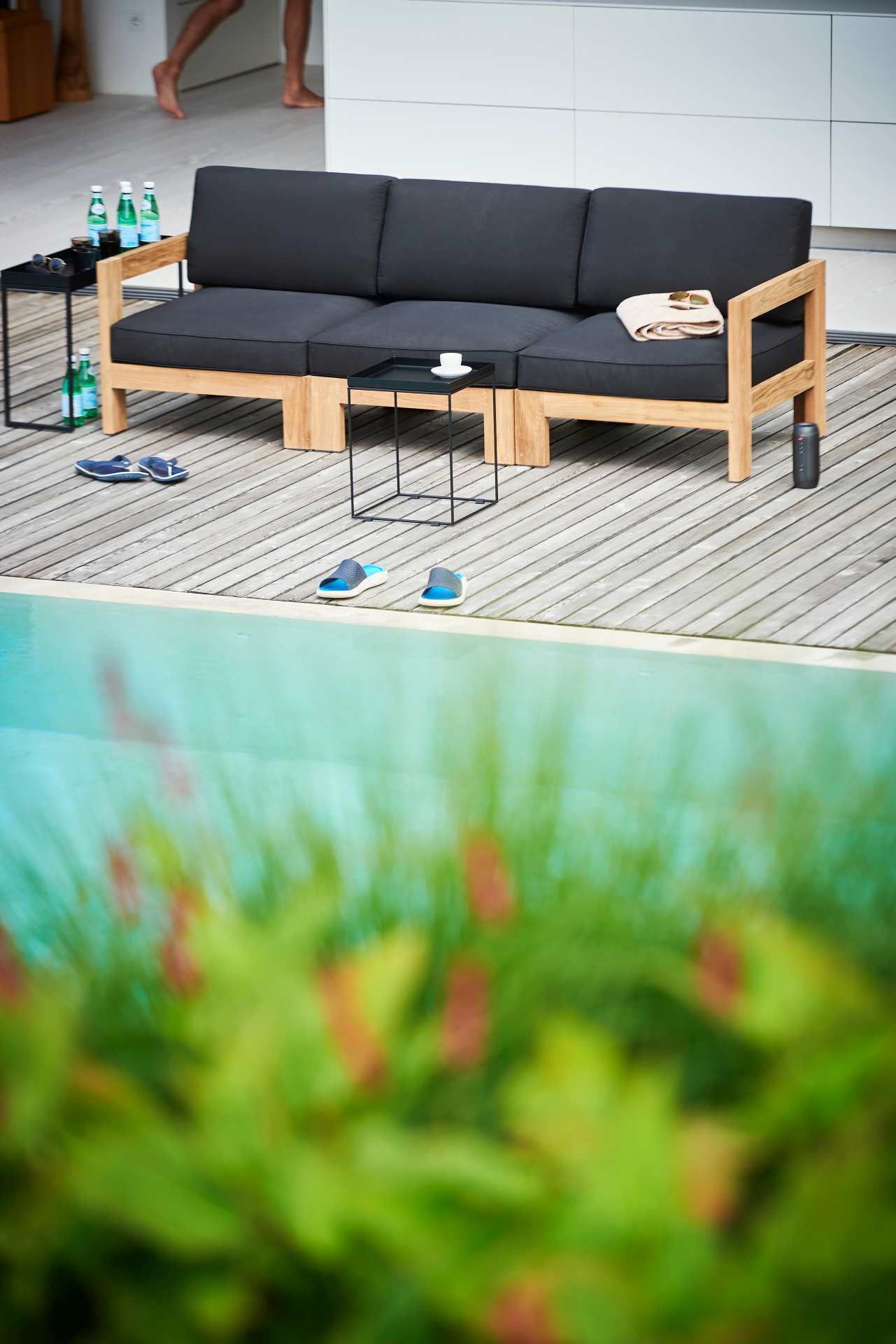 Das Modulsofa Arki kann beliebig für Deinen Outdoor-Bereich angepasst werden. Durch die verschiedenen Elemente kannst Du dir dein Wunsch Sofa zusammenstellen. Designet wurde das Modulsofa von der Marke Jan Kurtz und ist in verschiedenen Farben und Ausführ