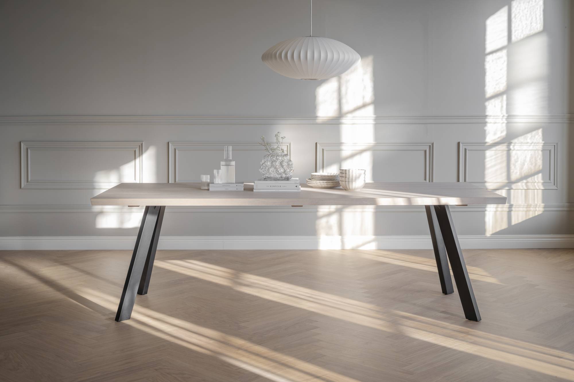 Jetzt entdecken: Esstisch Fred 240x100cm, Eiche Weiß pigmentiert mit hochwertiger Verarbeitung.