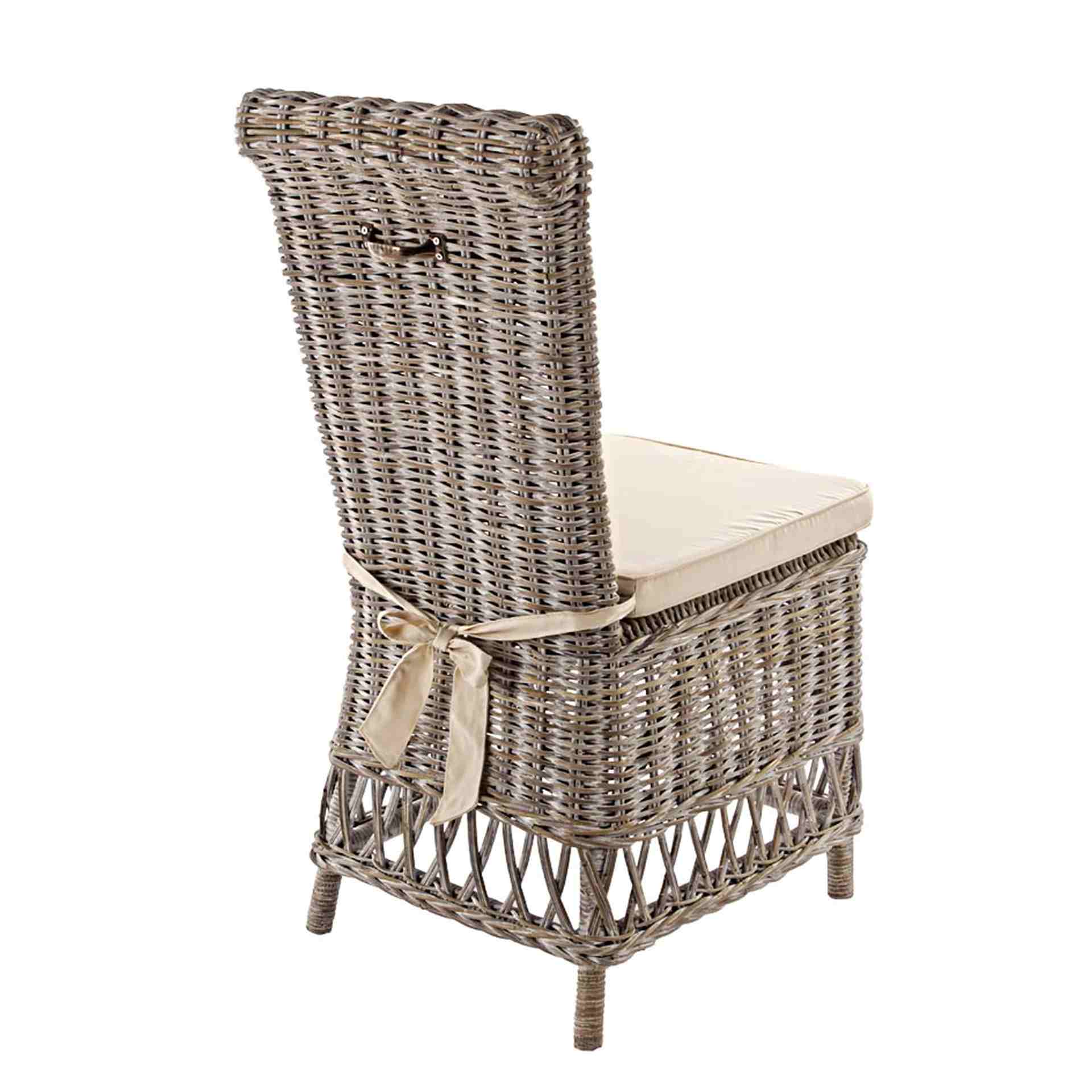 Der Stuhl Warna überzeugt mit seinem klassischem Design. Gefertigt wurde der Stuhl aus Rattan. Der Stuhl wird inklusive Sitzkissen aus Baumwolle geliefert. Die Sitzhöhe beträgt 53 cm.