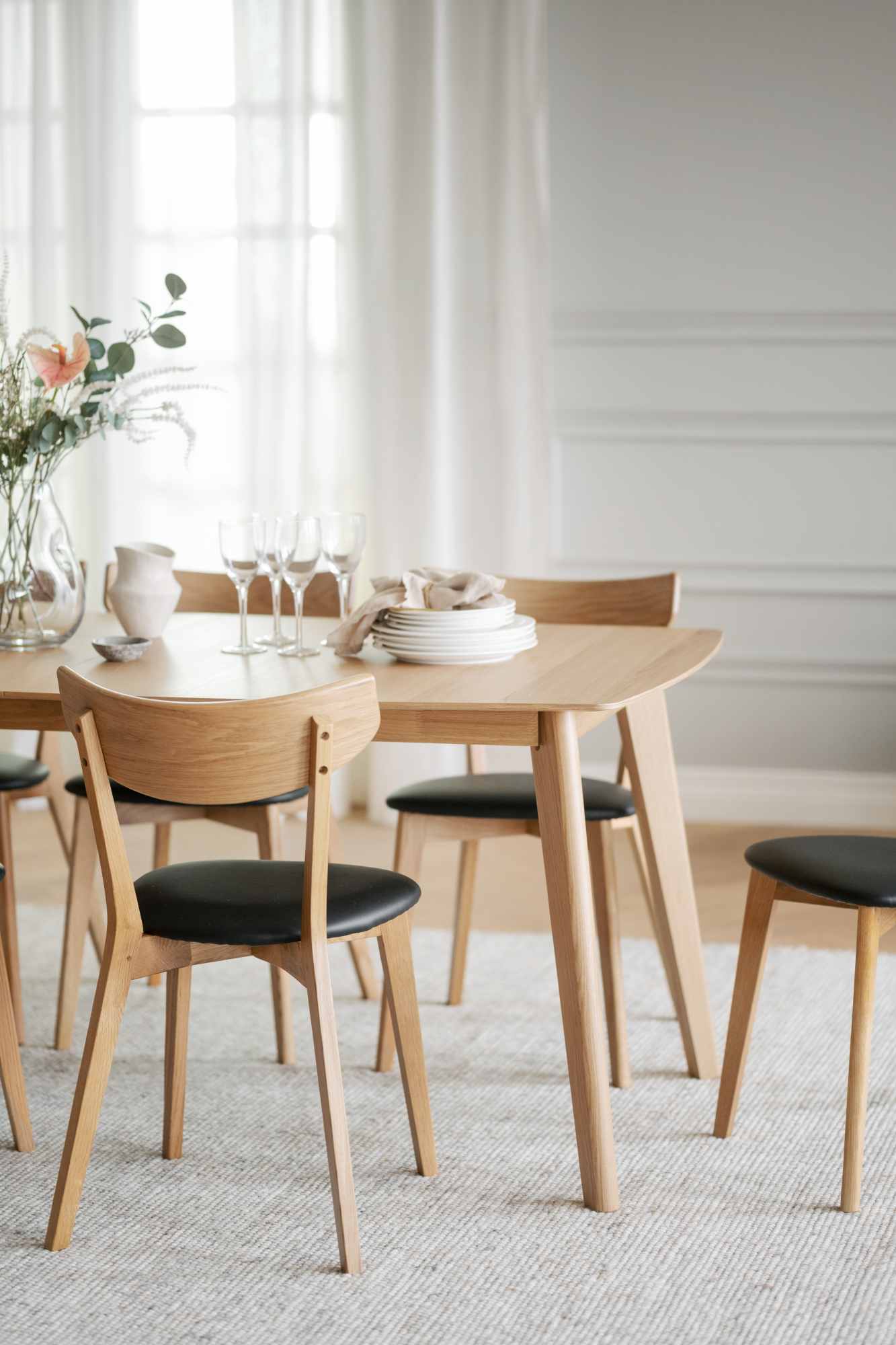 Stuhl Ami Eiche 2er Set, Natur / Schwarz – stilvoller Blickfang für Ihr Zuhause.