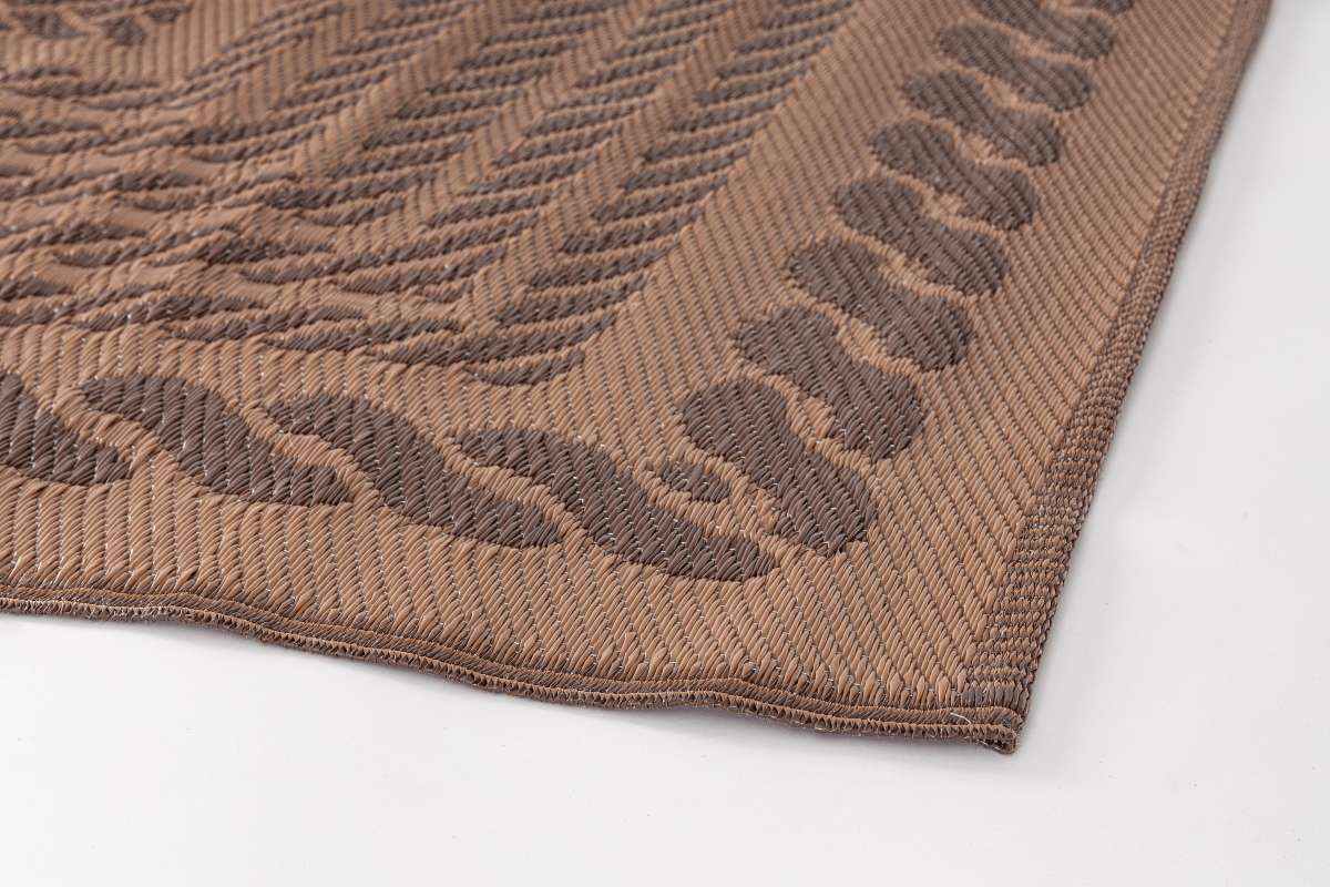 Der Outdoor Teppich Kashan überzeugt mit seinem modernen Design. Gefertigt wurde er aus Kunststofffasern, welche einen braunen Farbton besitzt. Der Teppich verfügt über eine Größe von 180x270 cm und ist für den Outdoor Bereich geeignet.