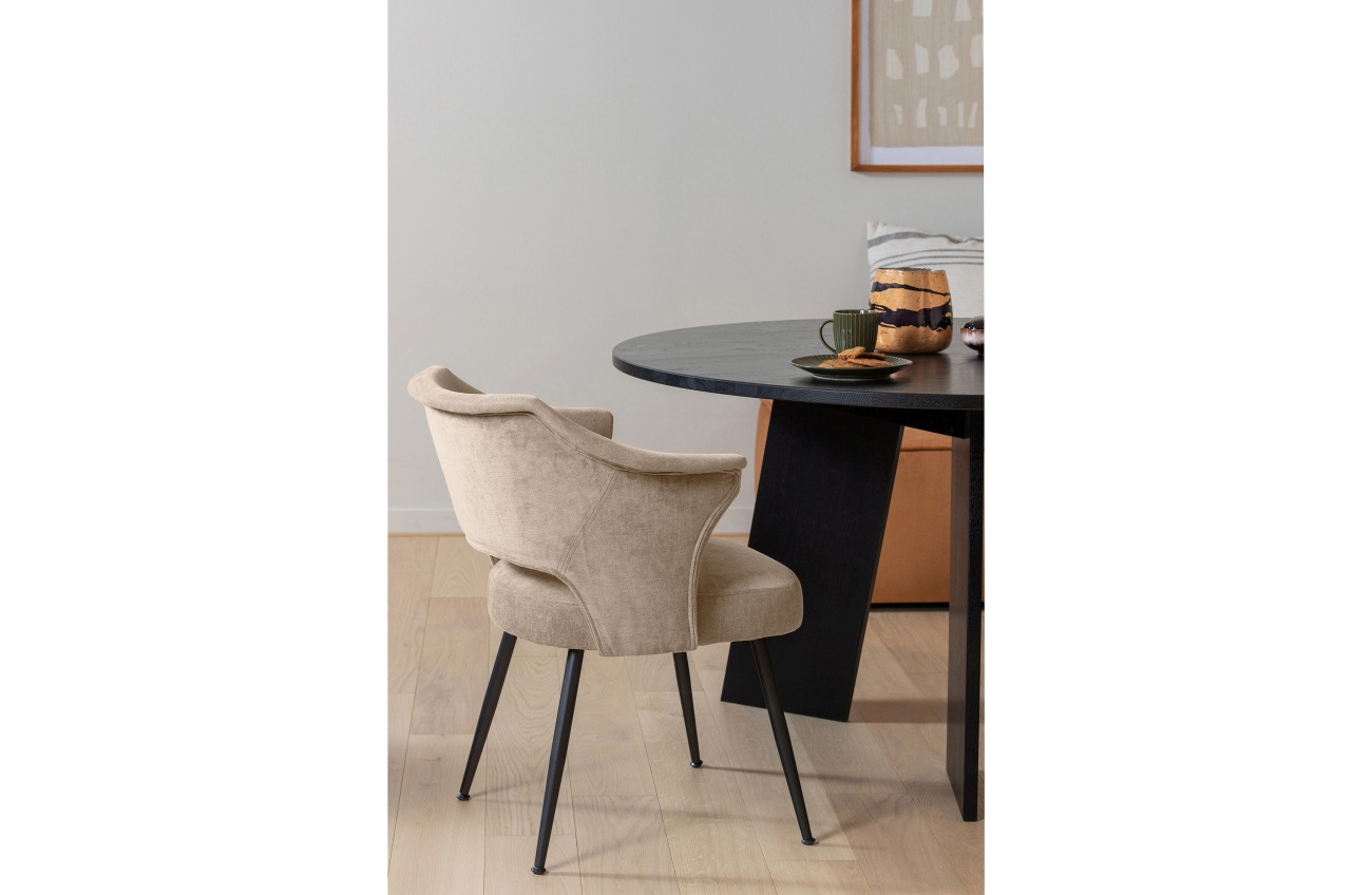 Der Esszimmerstuhl Sits überzeugt mit seinem modernen Stil. Gefertigt wurde er aus Webstoff, welches einen Beigen Farbton besitzt. Das Gestell ist aus Metall und hat eine schwarze Farbe. Der Stuhl verfügt über eine Sitzhöhe von 45 cm.