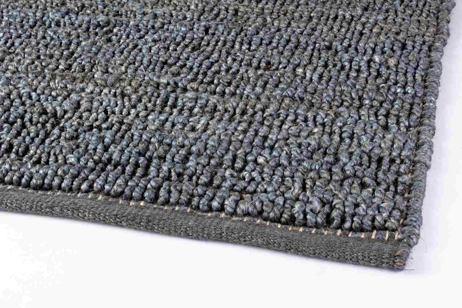 Der Teppich Zanzibar überzeugt mit seinem klassischen Design. Gefertigt wurde er aus 100% Jute. Der Teppich besitzt einen blauen Farbton und die Maße von 170x240 cm.