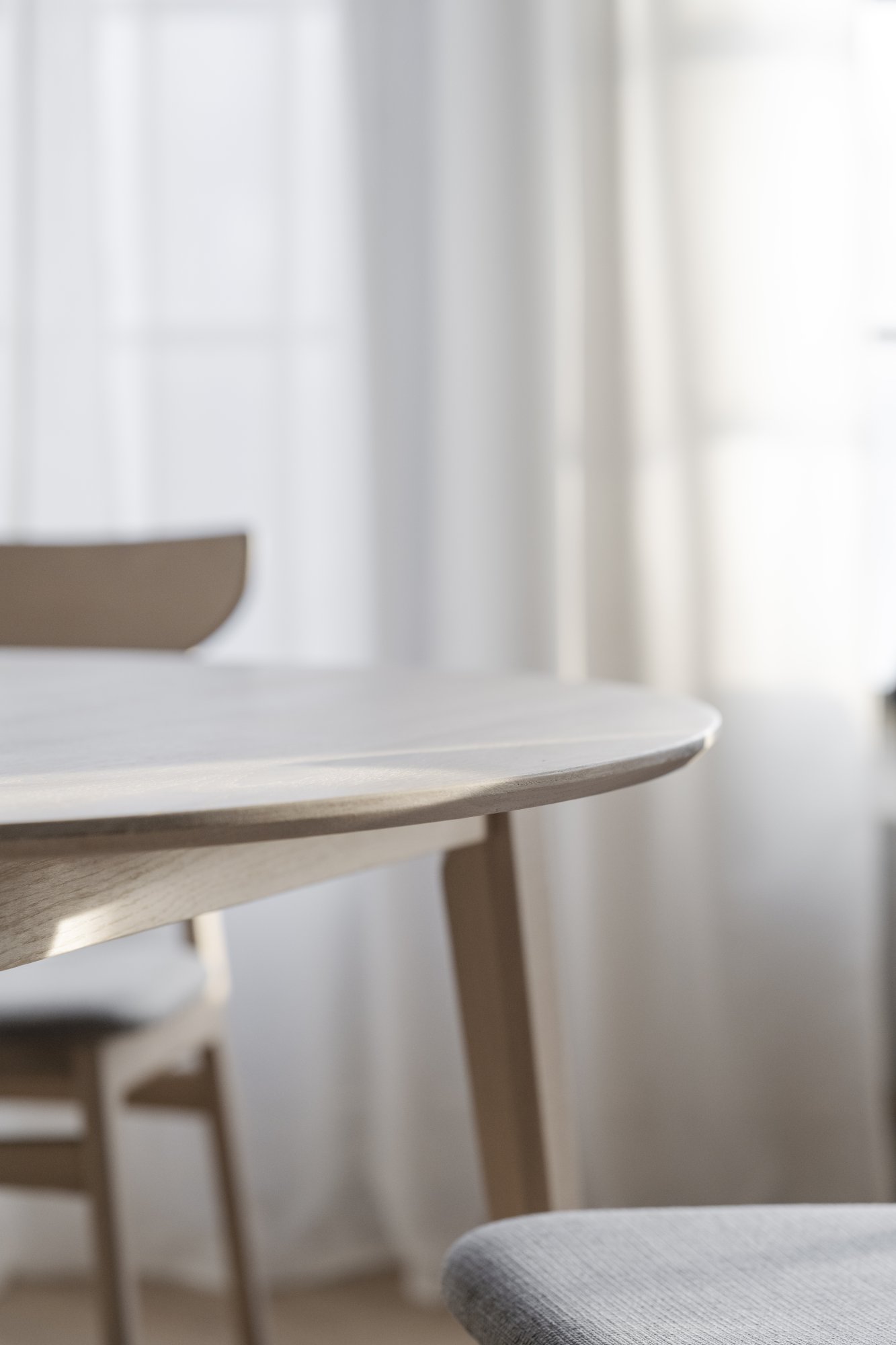 Esstisch Filippa Rund mit Auszug, 120/165cm, Eiche Weiß pigmentiert – modernes Design trifft Komfort.