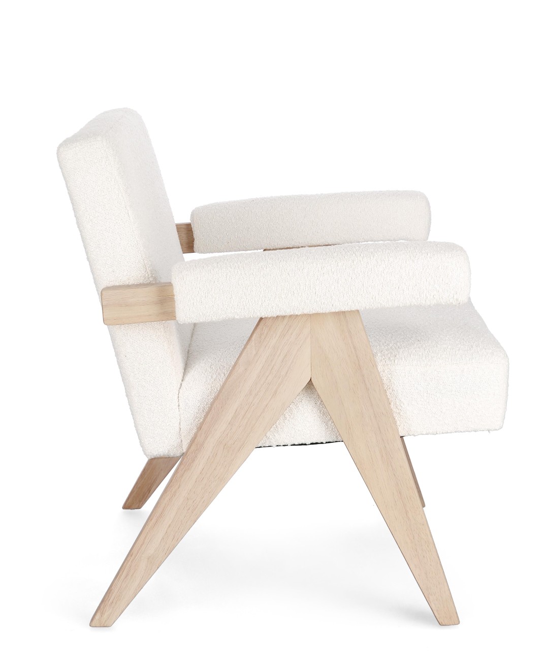 Der Sessel Faiza überzeugt mit seinem modernen Stil. Gefertigt wurde er aus Stoff, welcher einen weißen Farbton besitzt. Das Gestell ist aus Kautschuk und hat eine natürliche Farbe. Der Sessel besitzt eine Sitzhöhe von 46 cm.