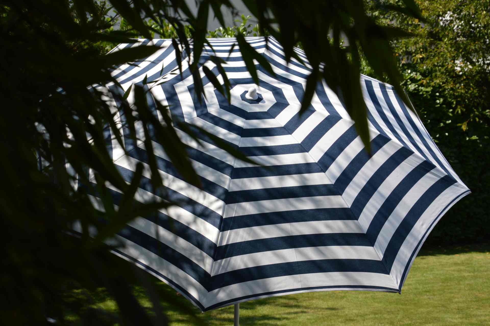 Der Sonnenschirm Revenna überzeugt mit seinem modernen Design. Die Form des Schirms ist Rund. Designet wurde er von der Marke Jan Kurtz und hat die Farbe Weiß und Blau.