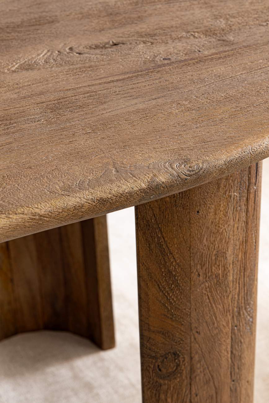 Der Esstisch Orlando überzeugt mit seinem modernen Stil. Gefertigt wurde er aus Mangoholz, welches einen braunen Farbton besitzt. Das Gestell ist auch aus Mangoholz und hat eine braune Farbe. Der Tisch besitzt eine Größe von 210x100 cm