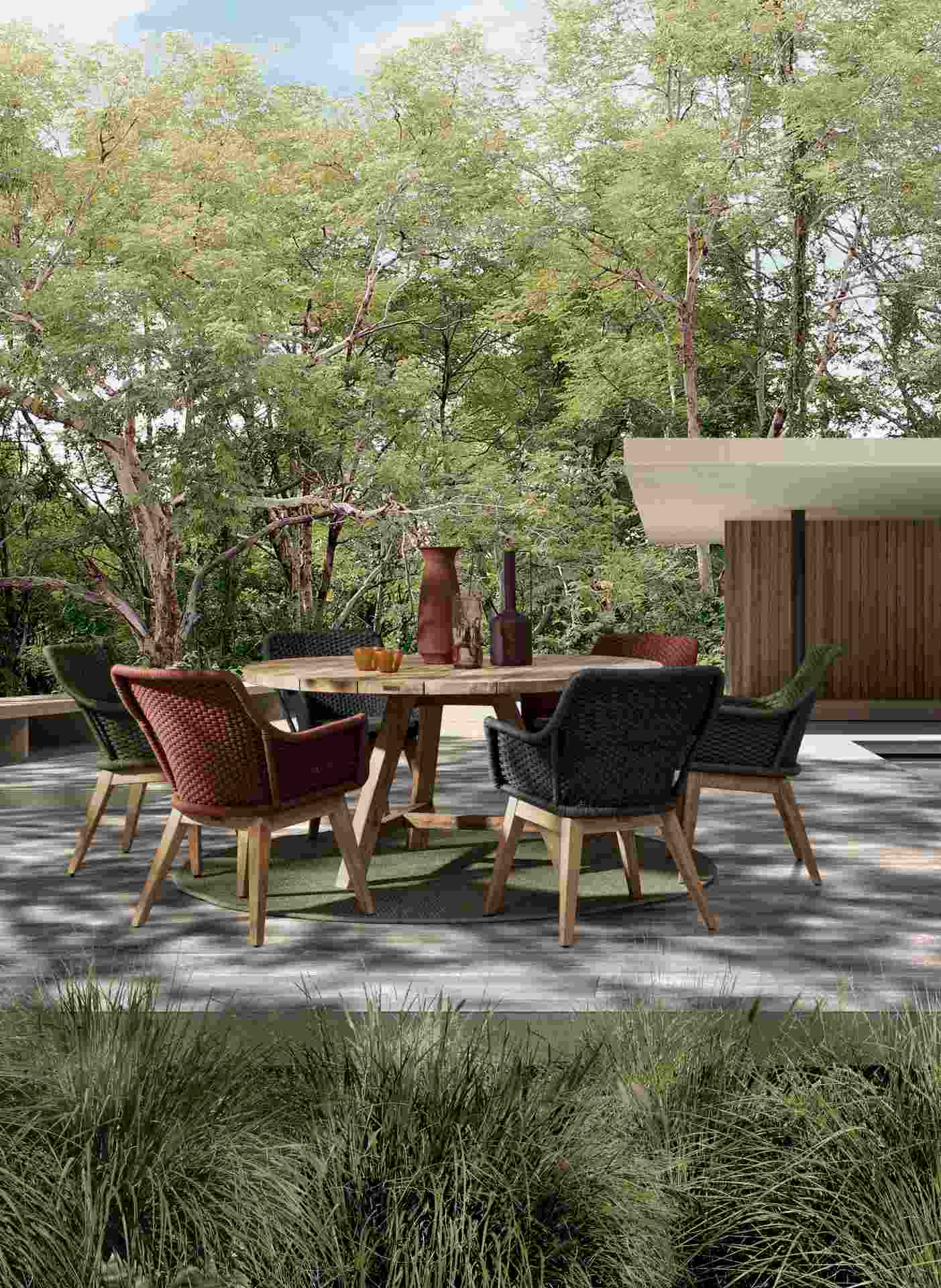 Der Gartenstuhl Allison überzeugt mit seinem modernen Design. Gefertigt wurde er aus Olefin-Stoff, welcher einen Anthrazit Farbton besitzt. Das Gestell ist aus Teakholz und hat eine natürliche Farbe. Der Stuhl verfügt über eine Sitzhöhe von 48 cm und ist 
