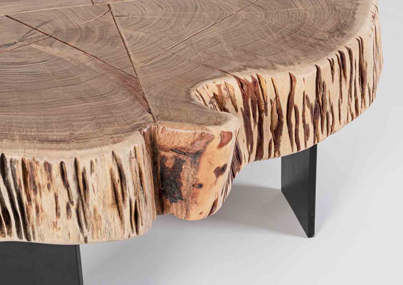 Besonderer Beistelltisch Keval aus Akazienholz der Firma Bizotto. Durch die Fertigung aus echtem Holz ist jedes Stück unterschiedlich und damit ein Unikat.