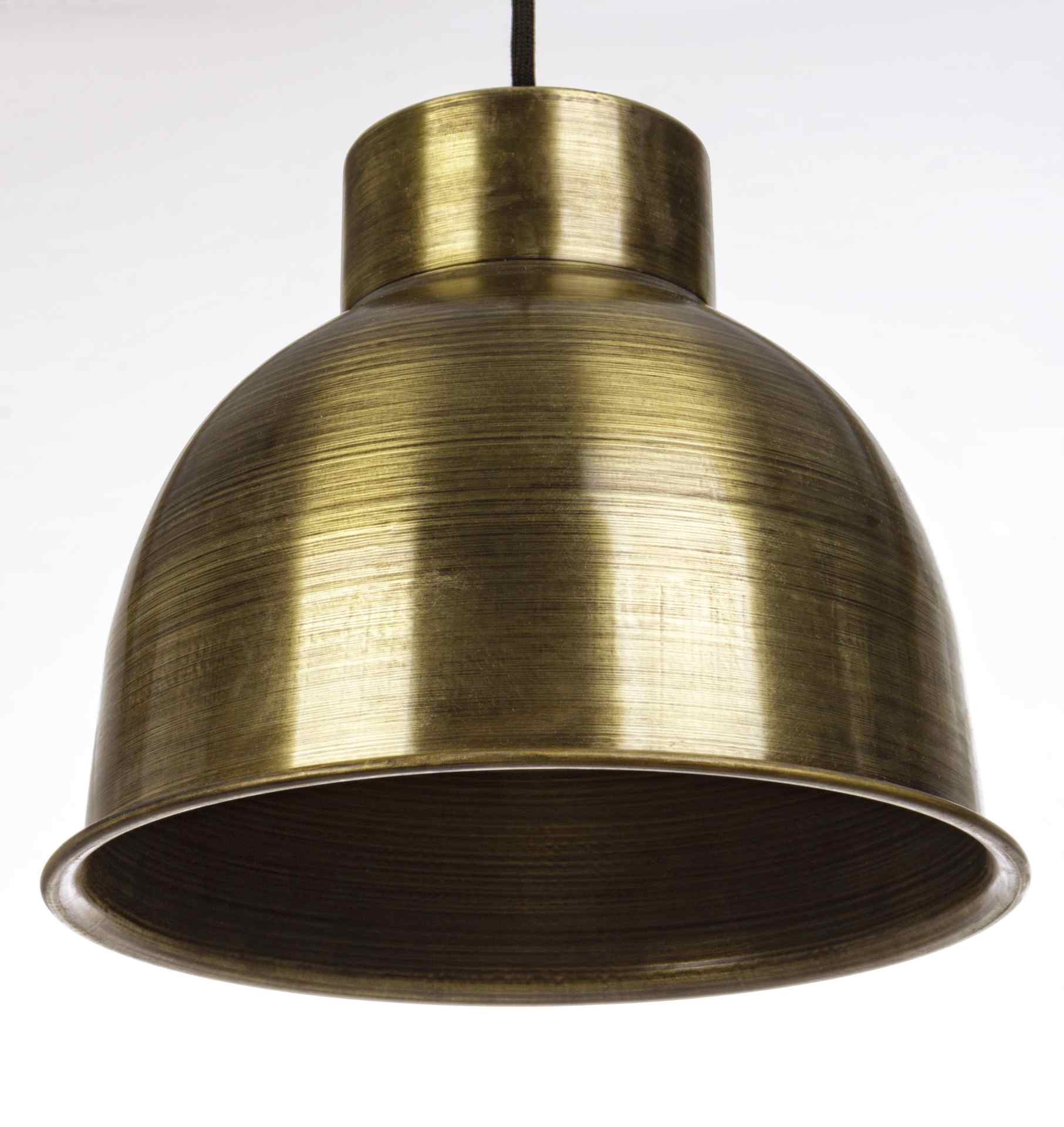 Die Hängeleuchte Maribel überzeugt mit ihrem klassischen Design. Gefertigt wurde sie aus Metall, welches einen goldenen Farbton besitzt. Das Gestell ist auch aus Metall. Die Lampe besitzt eine Höhe von 25 cm.