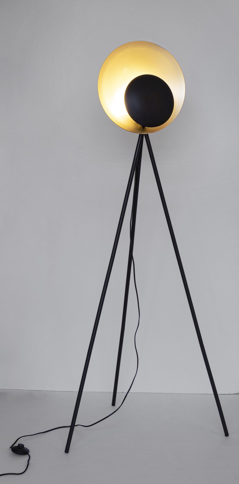 Die Stehleuchte Design überzeugt mit ihrem modernen Design. Gefertigt wurde sie aus Metall, welches einen schwarzen Farbton besitzt. Der Lampenschirm ist auch aus Metall und hat eine goldene Farbe. Die Lampe besitzt eine Höhe von 155 cm.