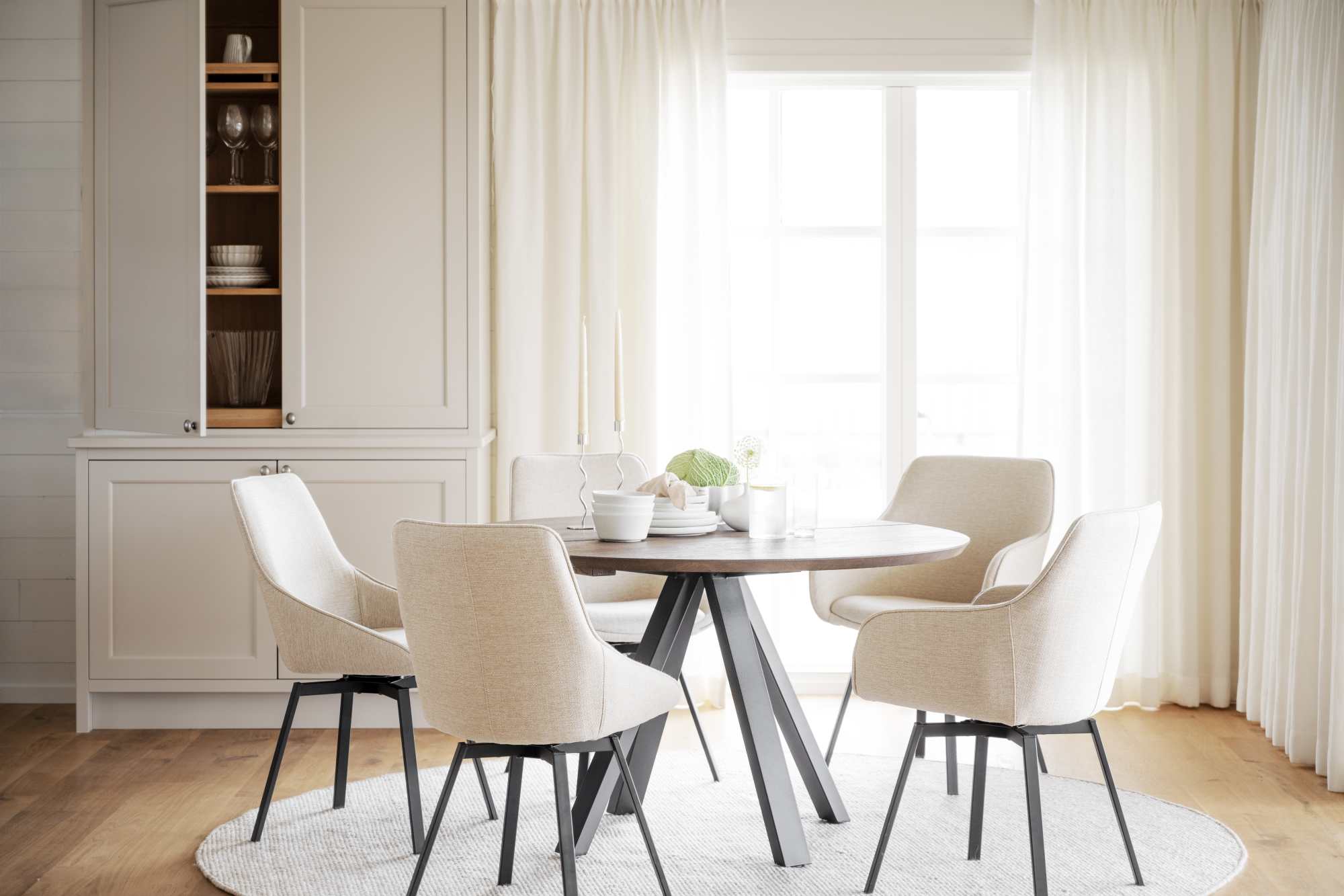 Esstisch Carradale Rund 150cm, Spider-Gestell, Eiche Braun passt perfekt in stilvolle Wohnräume.