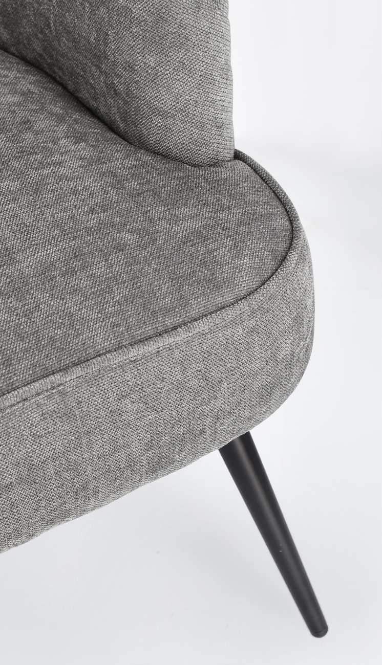 Der Sessel Ernestine überzeugt mit seinem modernen Stil. Gefertigt wurde er aus einem Stoff-Bezug, welcher einen grauen Farbton besitzt. Das Gestell ist aus Metall und hat eine schwarze Farbe. Der Sessel verfügt über eine Armlehne.