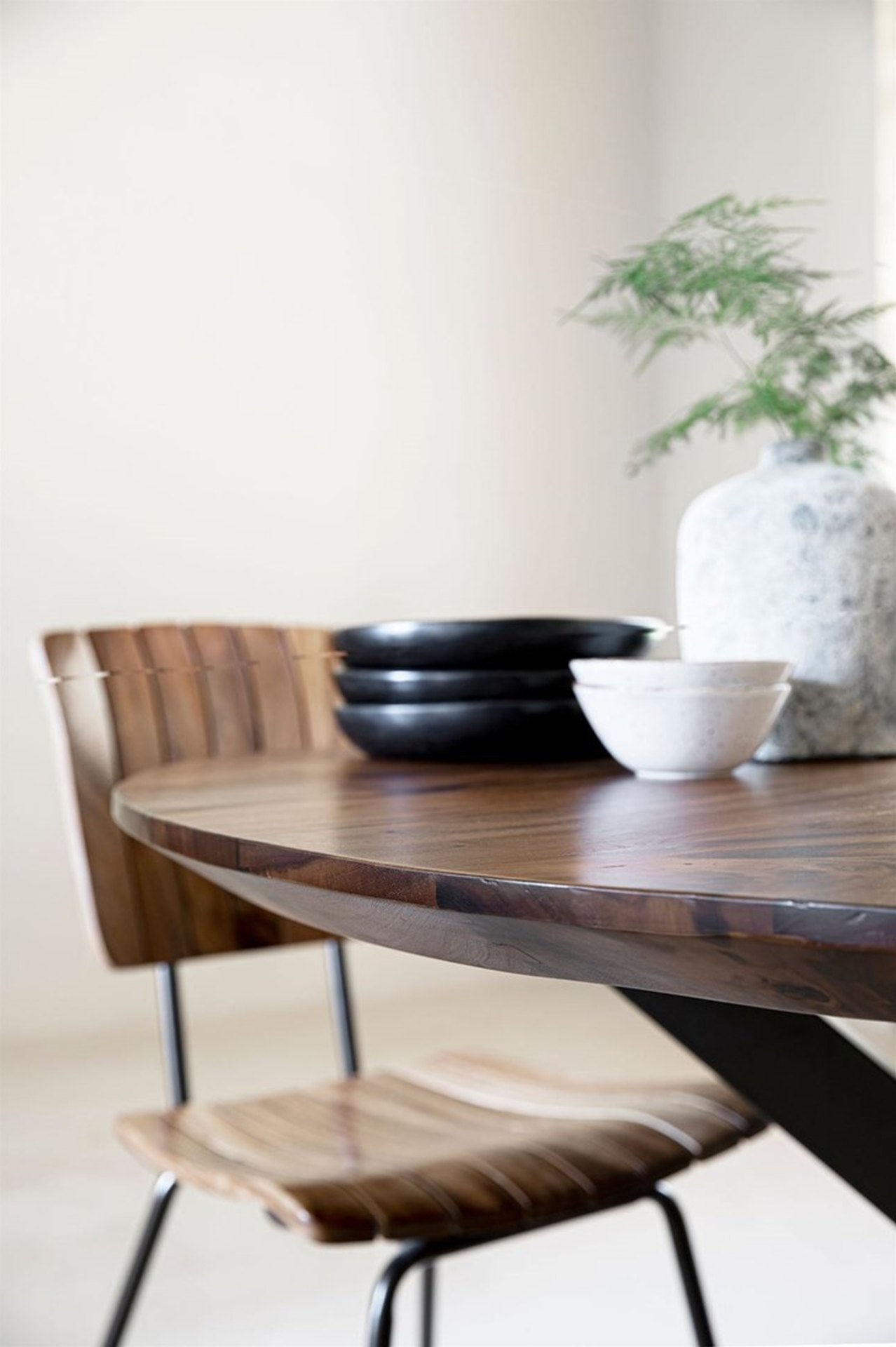 Der Esstisch Flare wurde aus massivem Suar Holz gefertigt, welches einen natürlichen Farbton besitzt. Das Gestell ist aus Metall und besitzt eine schwarze Farbe. Der Esstisch überzeugt mit seinem industriellem aber auch massivem Design. Der Tisch hat durc