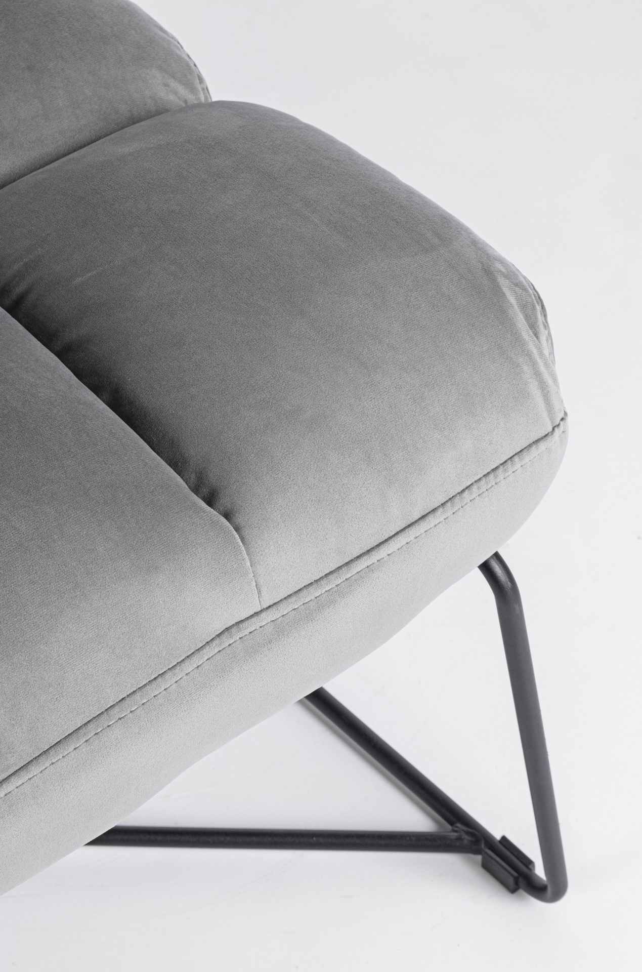 Der Sessel Lizzie überzeugt mit seinem modernen Design. Gefertigt wurde er aus Samt, welcher einen grauen Farbton besitzt. Das Gestell ist aus Metall und hat eine schwarze Farbe. Der Sessel besitzt eine Sitzhöhe von 47 cm. Die Breite beträgt 61 cm.