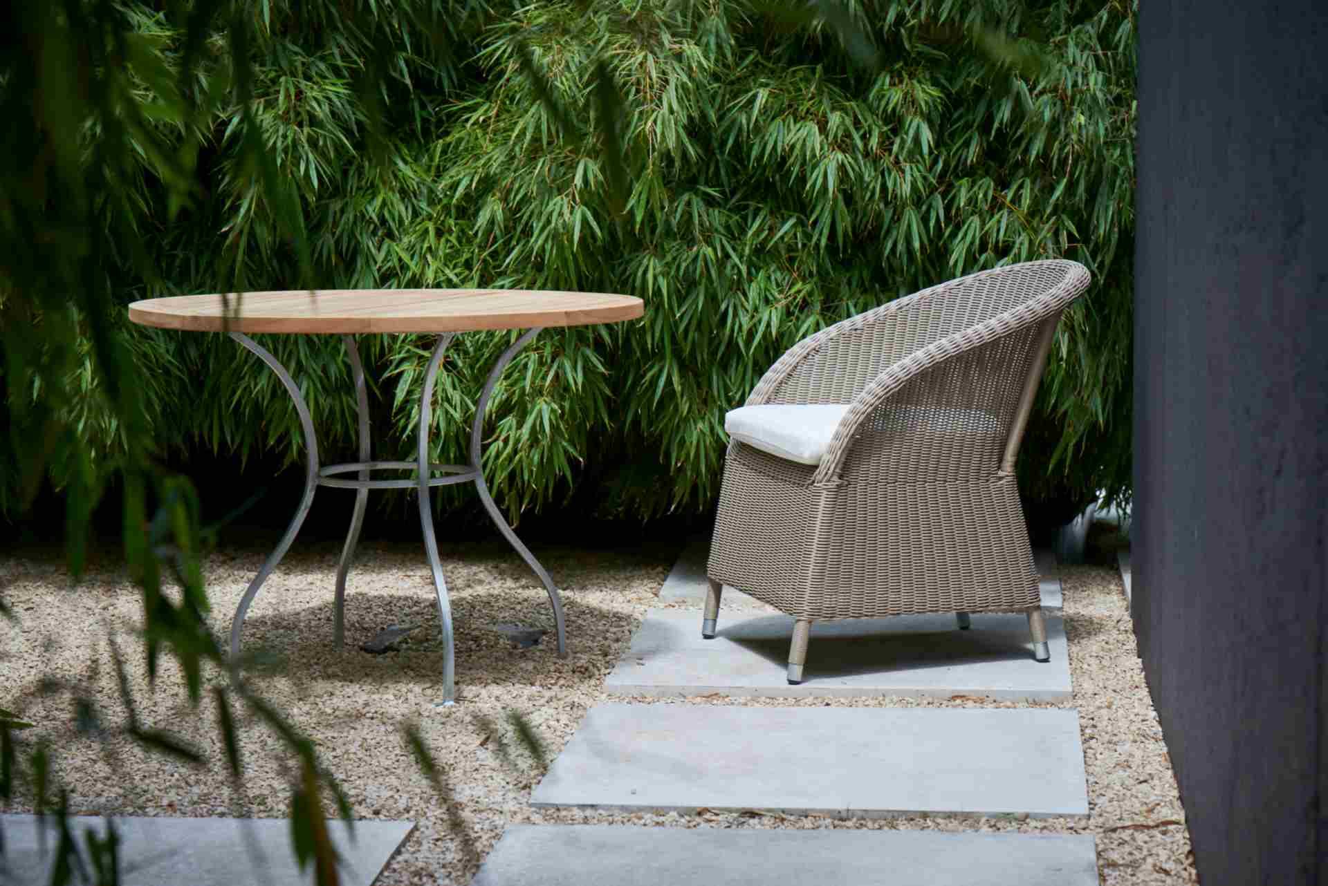 Der klassische Gartensessel Romantik wurde speziell für denn Outdoor-Bereich gefertigt. Hergestellt wurde dieser von der Marke Jan Kurtz. Die Farbe des Sessels ist Taupe.