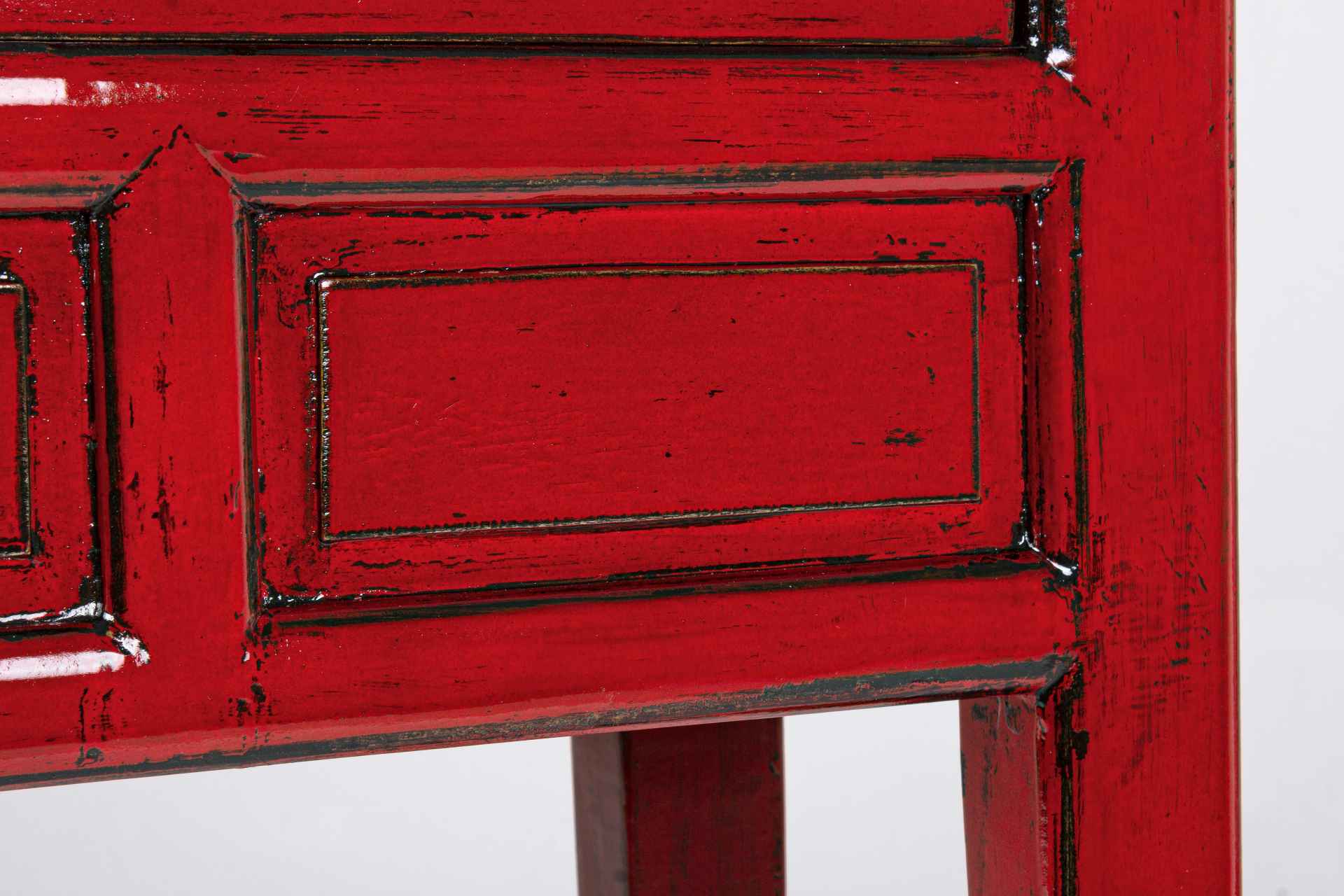 Die Konsole Jinan überzeugt mit ihrem klassischen Design. Gefertigt wurde sie aus Ulmenholz, welches einen roten Farbton besitzt. Das Gestell ist auch aus Ulmenholz. Die Konsole verfügt über drei Schubladen. Die Breite beträgt 128 cm.