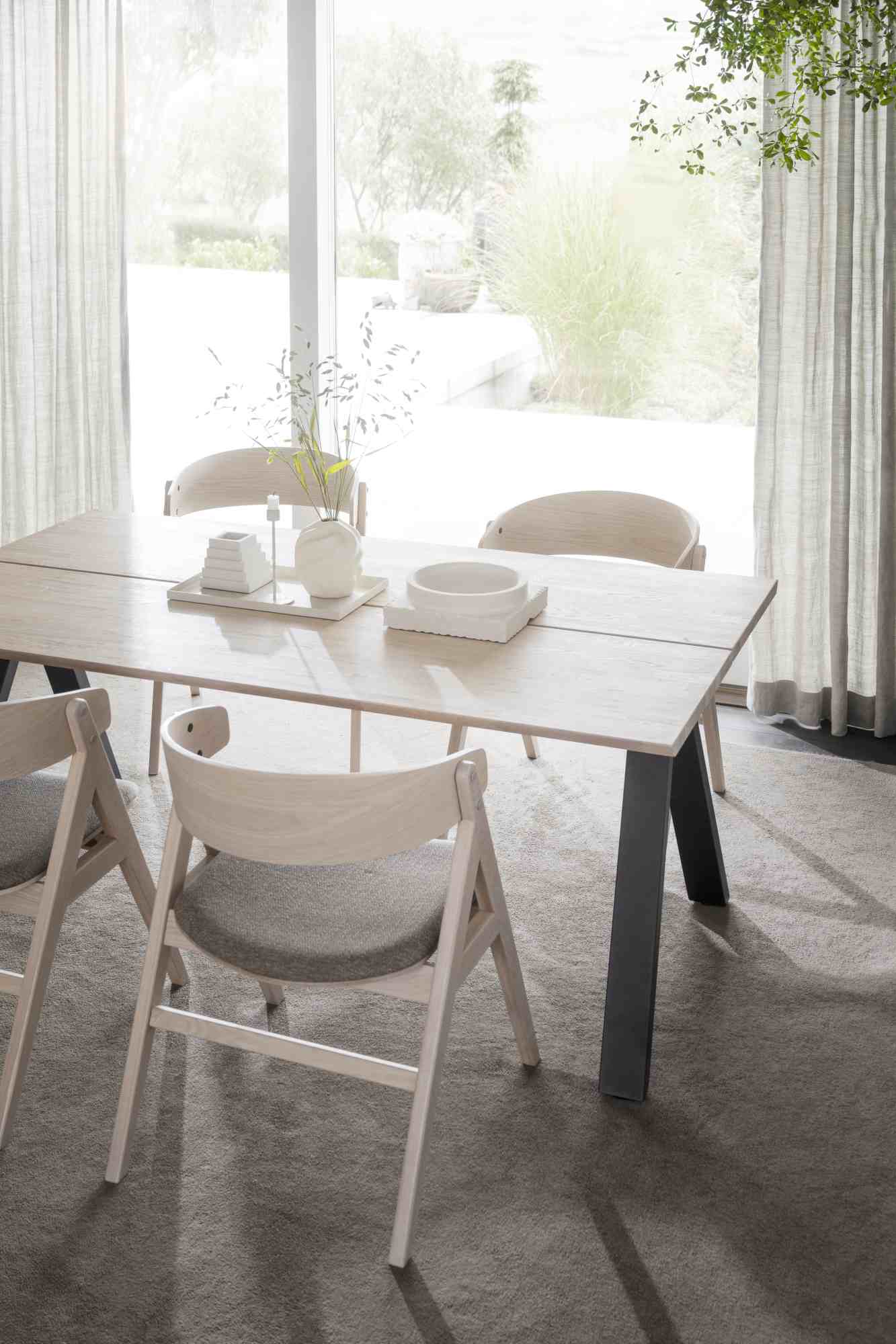 Esstisch Carradale A-Gestell, Eiche Weiß pigmentiert, 170x100cm – stilvoller Blickfang für Ihr Zuhause.