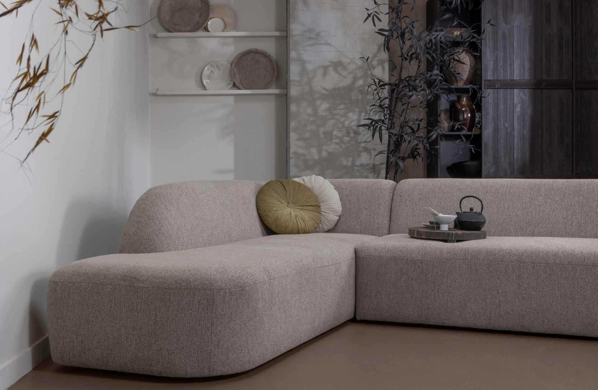 Das Ecksofa Sloping wurde aus bequemen Stoff gefertigt, welcher einen Hellbraunen Farbton besitzt. Das Sofa ist ein echter Hingucker für dein Zuhause, denn es hat ein modernes Design, welches zu jeder Inneneinrichtung passt.