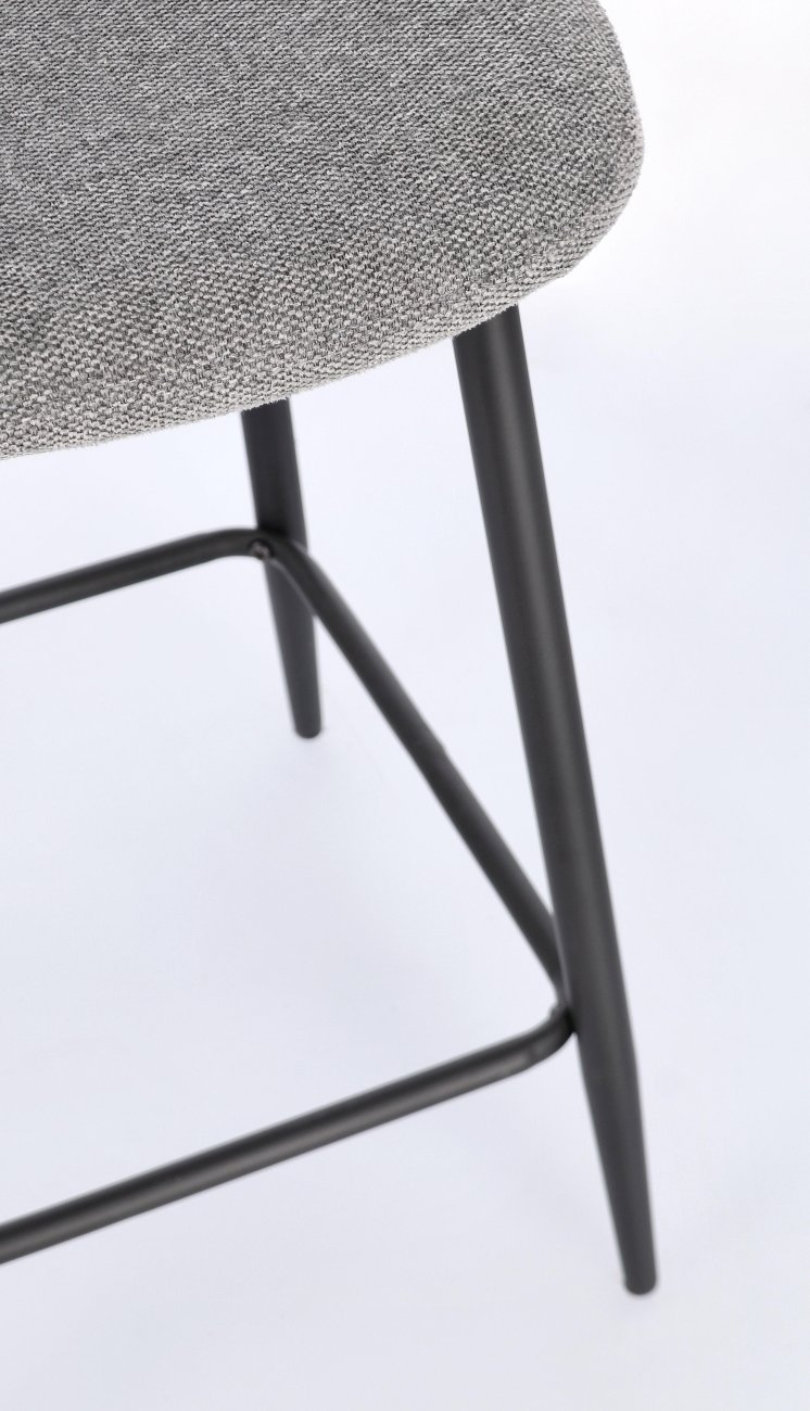 Der Barhocker Odelia überzeugt mit seinem modernen Stil. Gefertigt wurde er aus Stoff, welcher einen dunkelgrauen Farbton besitzt. Das Gestell ist aus Metall und hat eine schwarze Farbe. Der Barhocker besitzt eine Sitzhöhe von 65 cm.