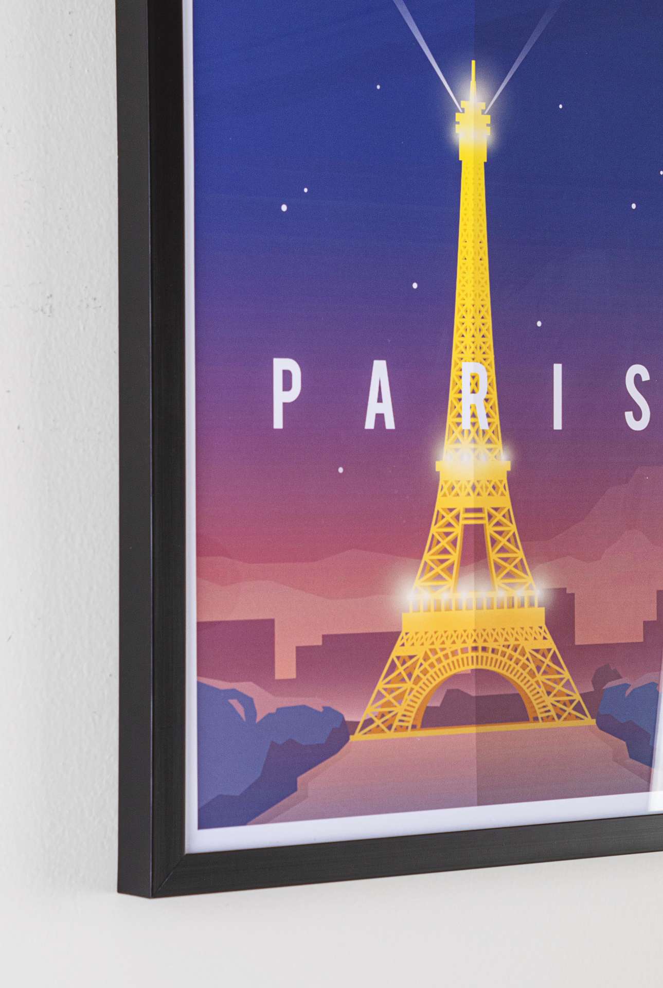 Das Bild Paris No.2 überzeugt mit ihrem klassischen Design. Das Bild verfügt über einen Druck auf Papier. Das Gestell ist aus MDF und der Rahmen aus Kunststoff. Die Maße sind 40x50 cm.