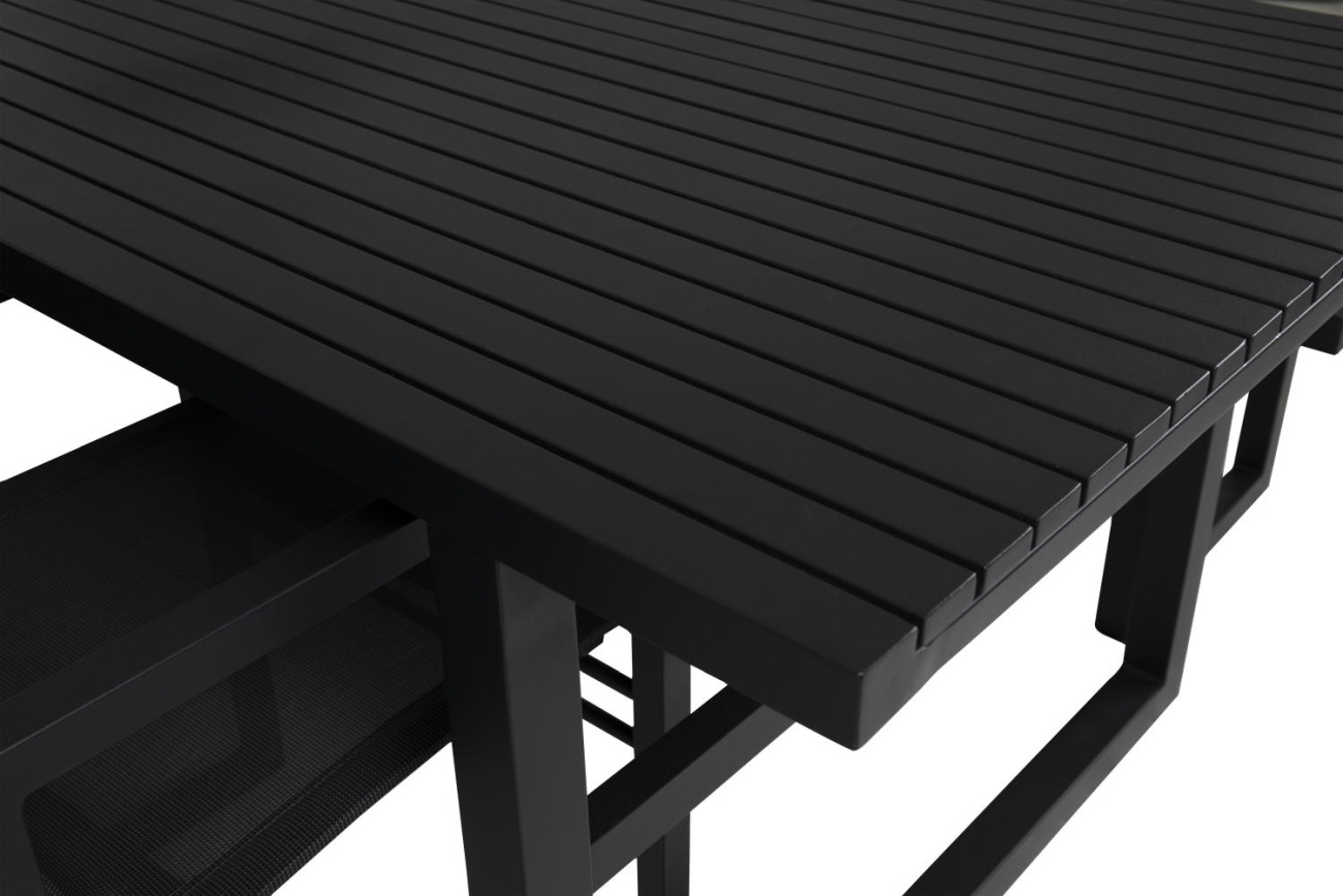 Der Gartenesstisch Vevi überzeugt mit seinem modernen Design. Gefertigt wurde die Tischplatte aus Metall, welche einen schwarzen Farbton besitzt. Das Gestell ist auch aus Metall und hat eine schwarze Farbe. Der Tisch besitzt eine Länge von 160 cm.