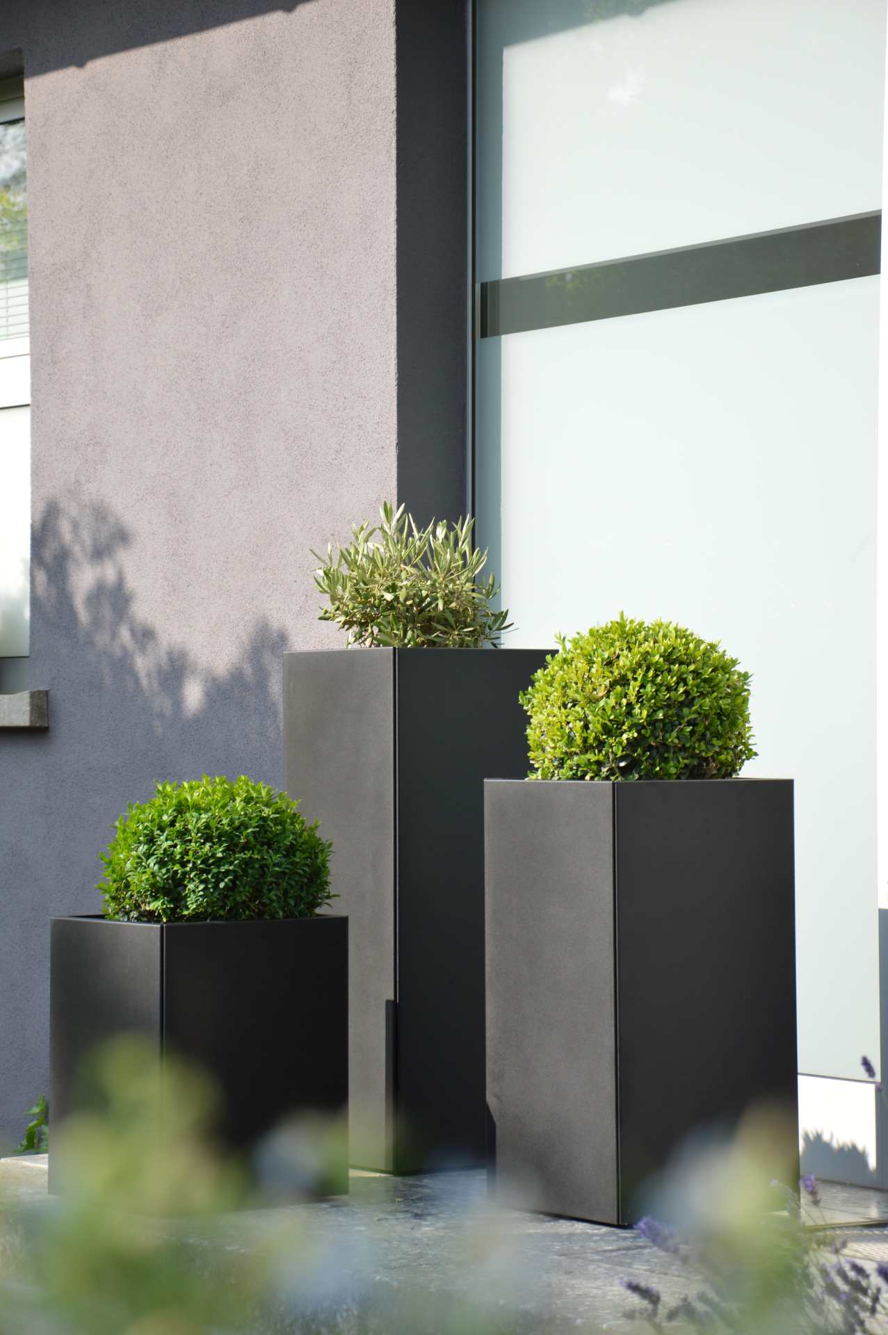 Die Vase Planter überzeugt mit ihrem modernen Design. Hergestellt wird diese von der Marke Jan Kurtz. Die Vase macht deinen Outdoor Bereich zu einem echten Hingucker.