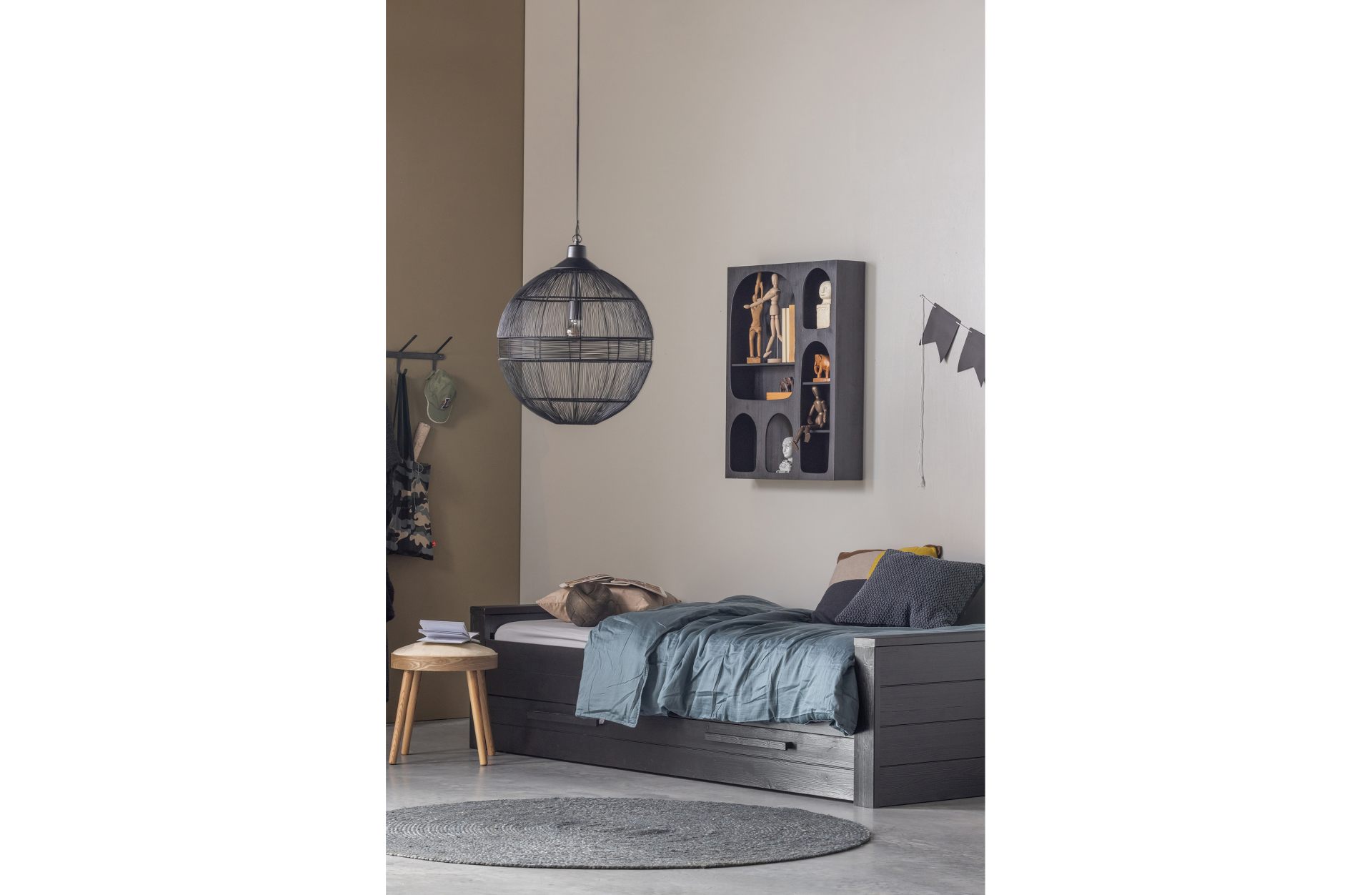 Die Hängelampe Enes überzeugt mit ihrem modernen Design und macht jeden Wohnbereich zu einem echten Hingucker. Gefertigt wurde die Lampe aus Metall, welches einen schwarzen Farbton besitzt.