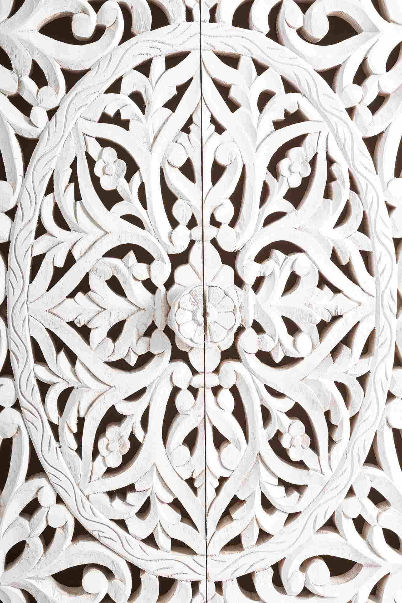 Die Kommode Alina überzeugt mit ihrem klassischen Design. Gefertigt wurde sie aus Mango-Holz, welches einen weißen Farbton besitzt. Das Gestell ist auch aus Mango-Holz. Die Kommode verfügt über zwei Türen. Die Breite beträgt 70 cm.