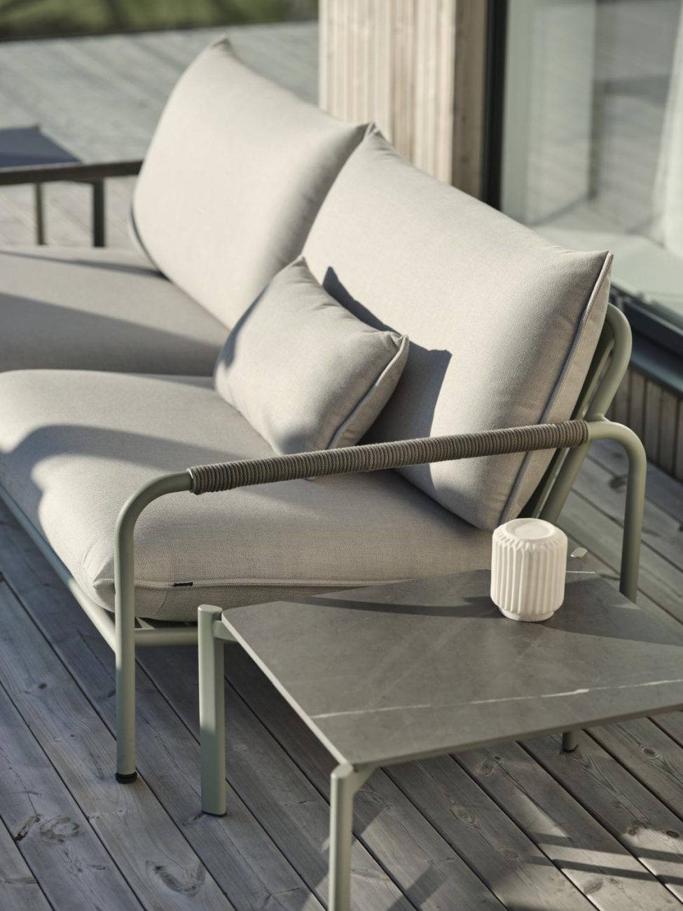 Das Gartensofa Lerberget überzeugt mit seinem modernen Design. Gefertigt wurde er aus Stoff, welcher einen grauen Farbton besitzt. Das Gestell ist aus Metall und hat eine grüne Farbe. Die Sitzhöhe des Sofas beträgt 42 cm.