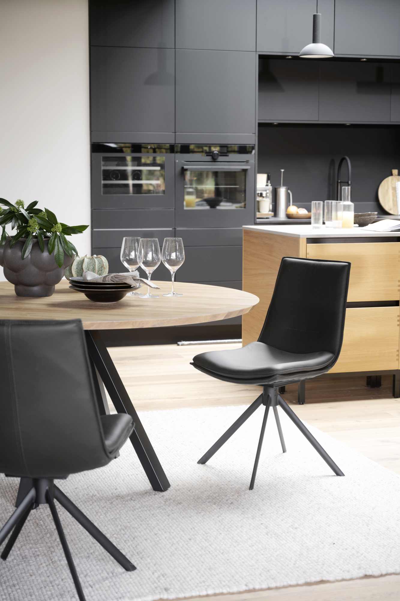 Jetzt entdecken: Esstisch Carradale Rund 150cm, Spider-Gestell, Eiche Natur mit hochwertiger Verarbeitung.