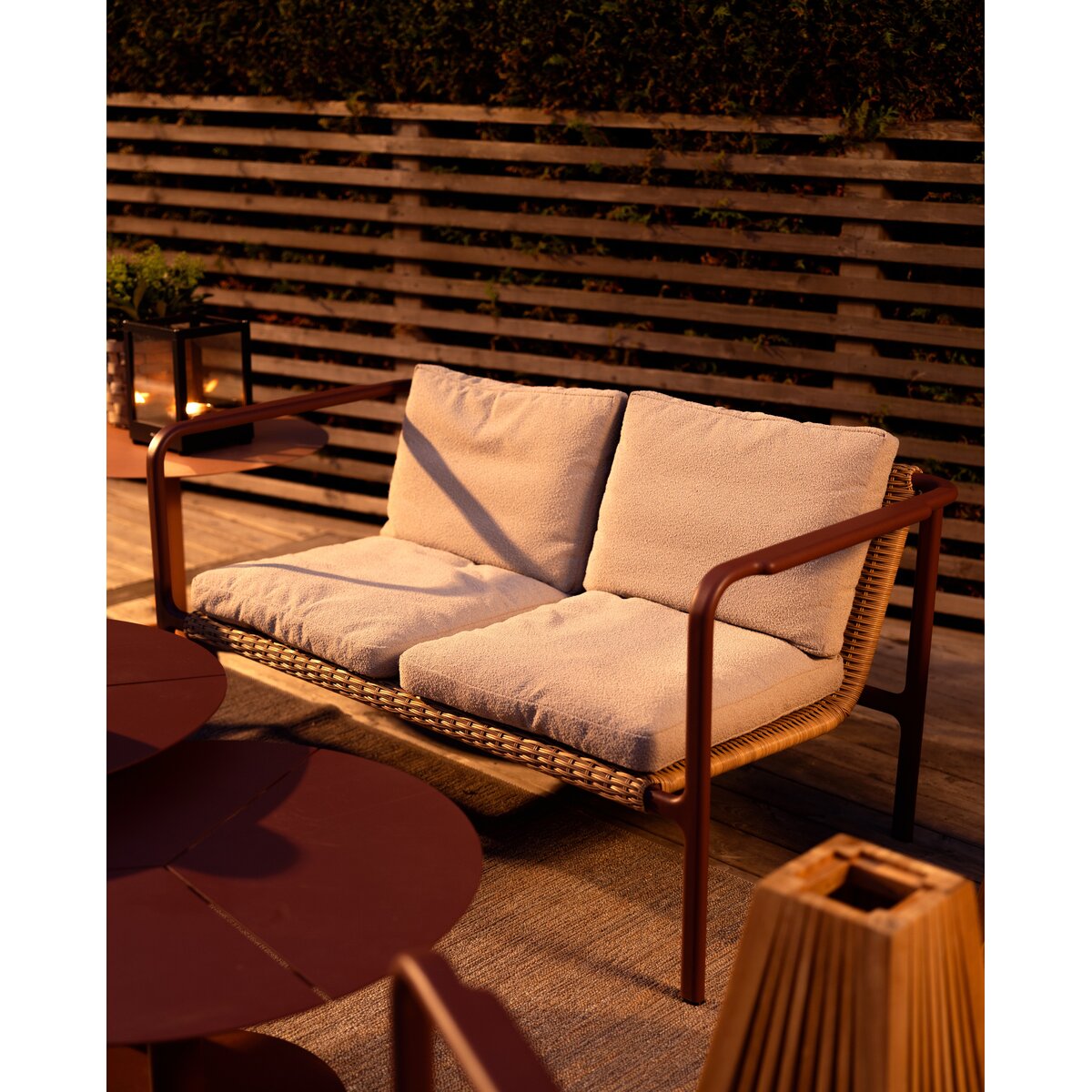Gartensofa Motty 2-Sitzer, Aluminium & Polyrattan, Zinnoberrot/Beige