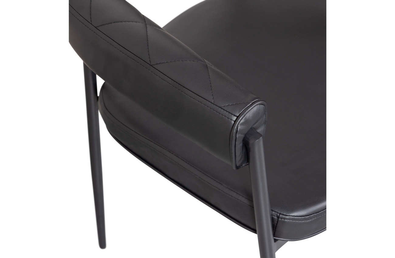 Der Esszimmerstuhl Sev überzeugt mit seinem modernen Design. Gefertigt wurde er aus Kunstleder, welcher einen schwarzen Farbton besitzt. Das Gestell ist aus Metall und hat eine schwarze Farbe. Der Stuhl besitzt eine Sitzhöhe von 51 cm.