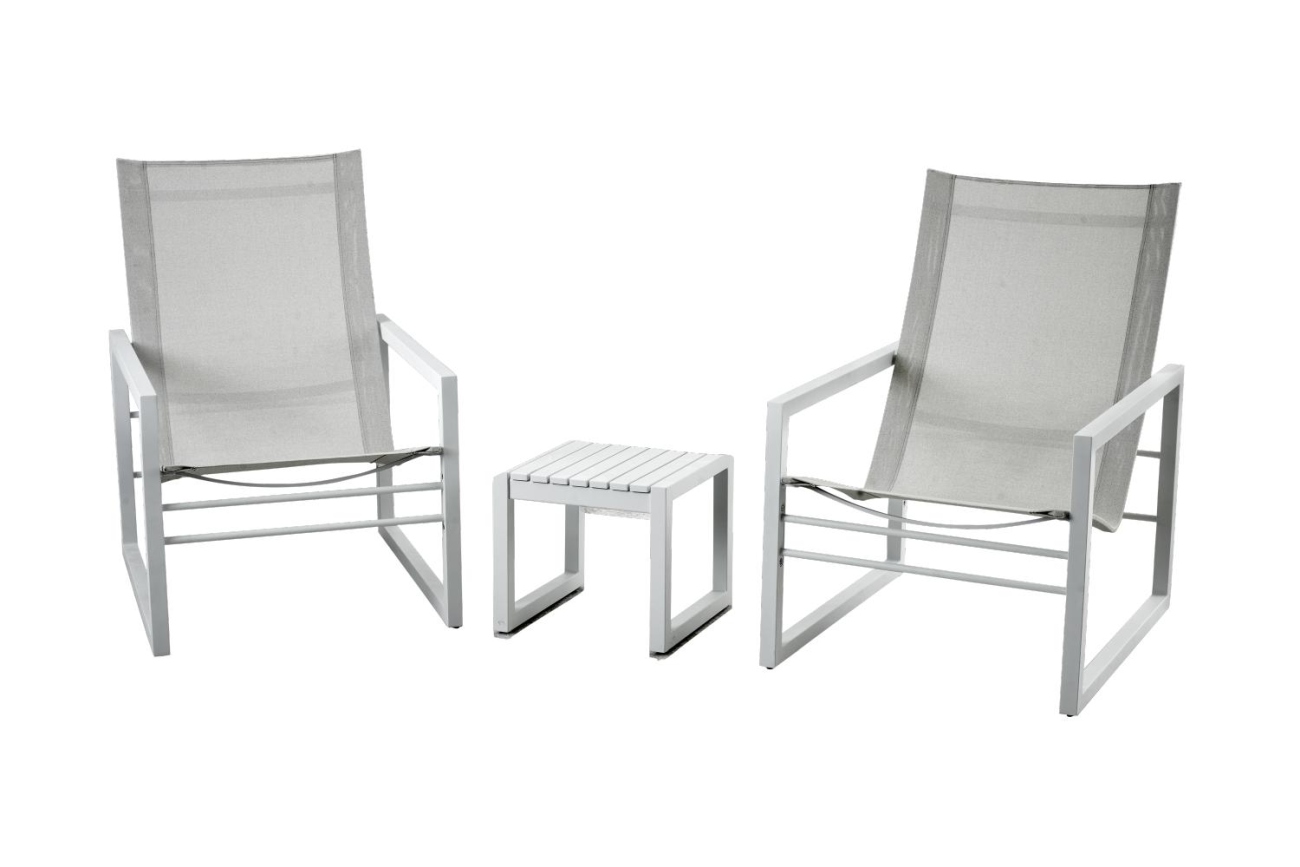 Der Gartensessel Vevi überzeugt mit seinem modernen Design. Gefertigt wurde er aus Textilene, welches einen weißen Farbton besitzt. Das Gestell ist aus Metall und hat eine weiße Farbe. Die Sitzhöhe des Sessels beträgt 29 cm.
