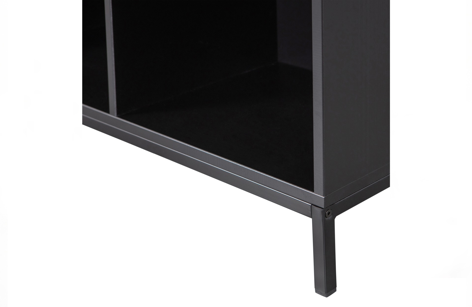 Der Schrank VT Lower Case überzeugt mit seinem klassischen Design. Gefertigt wurde er aus Kiefernholz, welches einen schwarzen Farbton besitzt. Das Gestell ist aus Metall und hat eine schwarze Farbe. Der Schrank verfügt über vier offene Fächer.