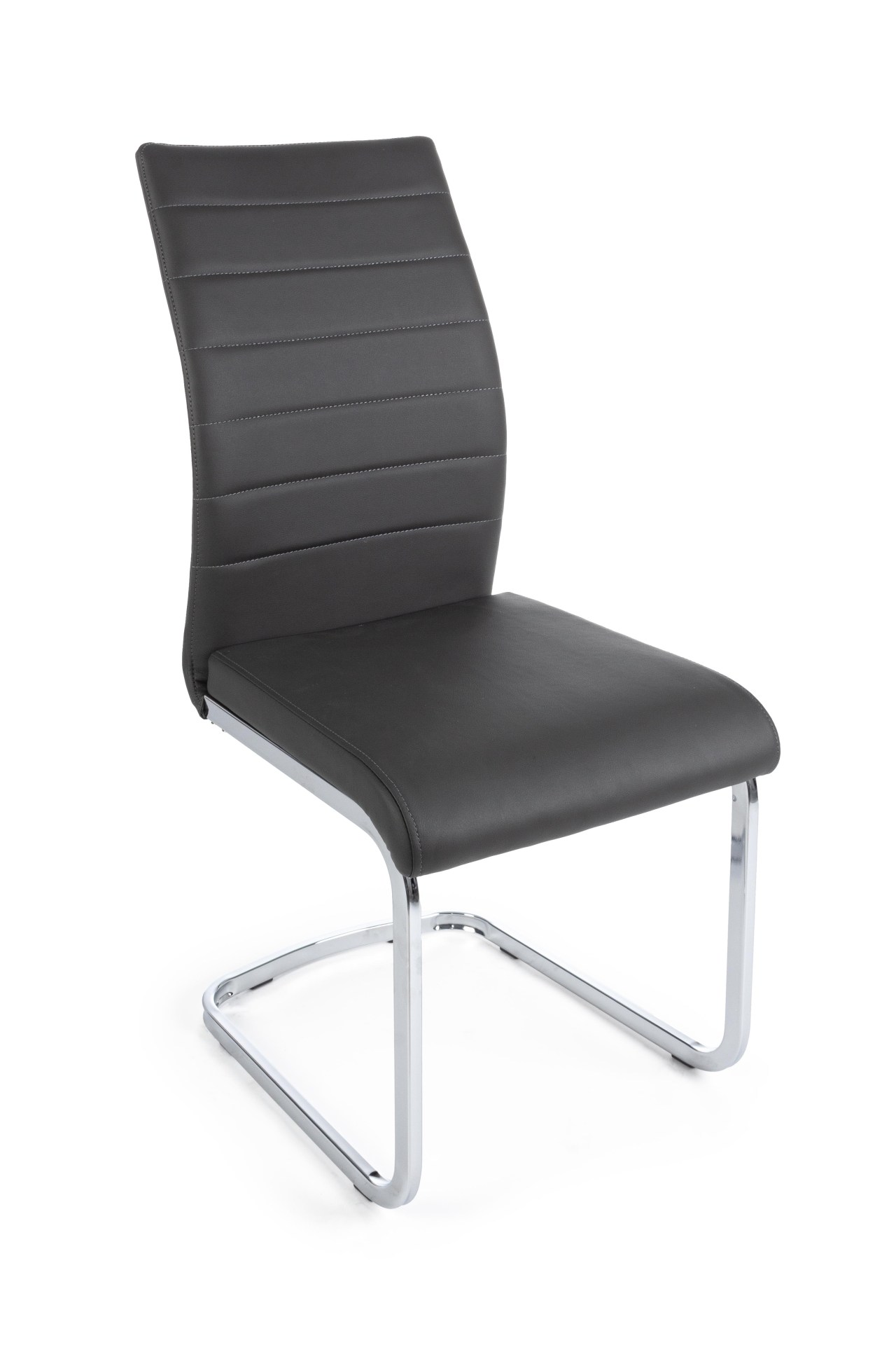 Der Stuhl Mayra überzeugt mit seinem modernem Design. Gefertigt wurde der Stuhl aus einem Kunststoff-Bezug, welcher einen dunkelgrauen Farbton besitzt. Das Gestell ist aus Metall, welches eine Silberne Farbe hat. Die Sitzhöhe beträgt 47 cm.