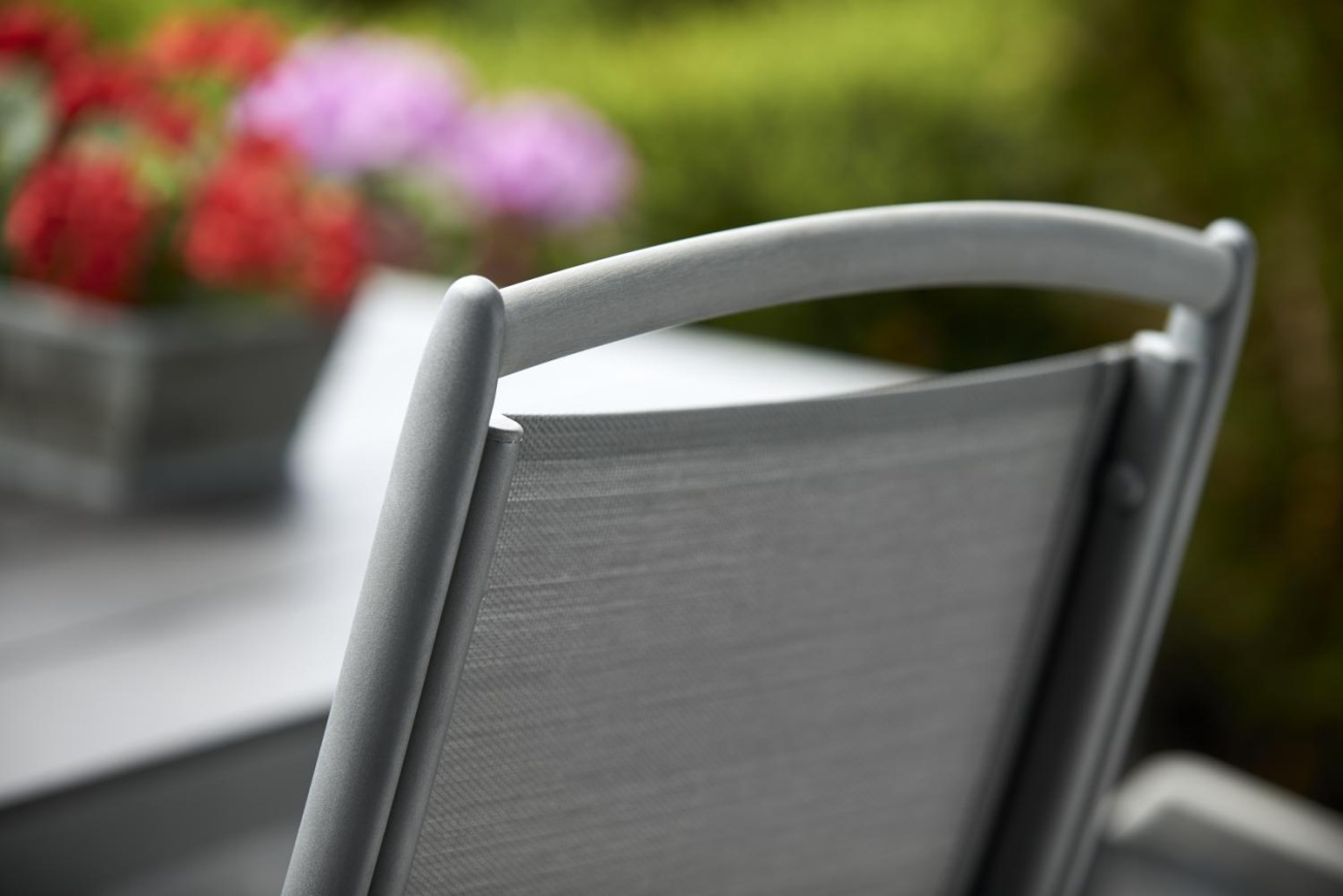 Der Gartenstuhl Andy überzeugt mit seinem modernen Design. Gefertigt wurde er aus Textilene, welches einen Anthrazit Farbton besitzt. Das Gestell ist aus Metall und hat eine Anthrazit Farbe. Die Sitzhöhe des Sessels beträgt 44 cm.