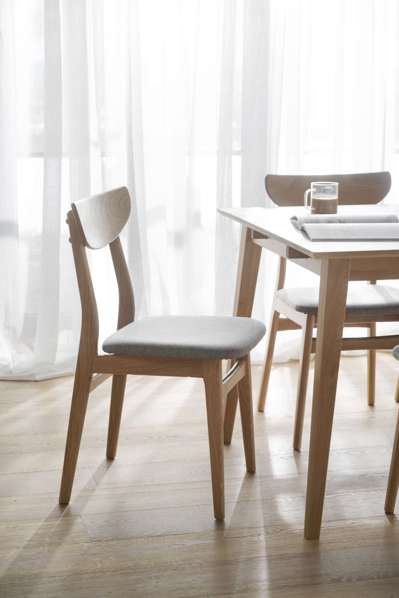 Design trifft Funktion: Stuhl Rodham 2er Set, Eiche / Hellgrau.