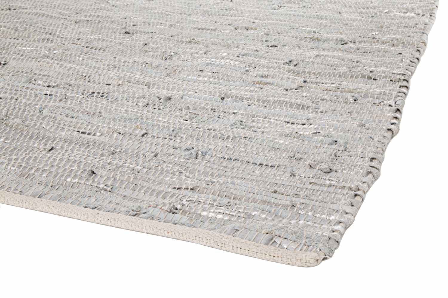Der Teppich Helen überzeugt mit seinem klassischen Design. Gefertigt wurde die Vorderseite aus 90% Leder und 10% Baumwolle. Der Teppich besitzt einen silbernen Farbton und die Maße von 140x200 cm.