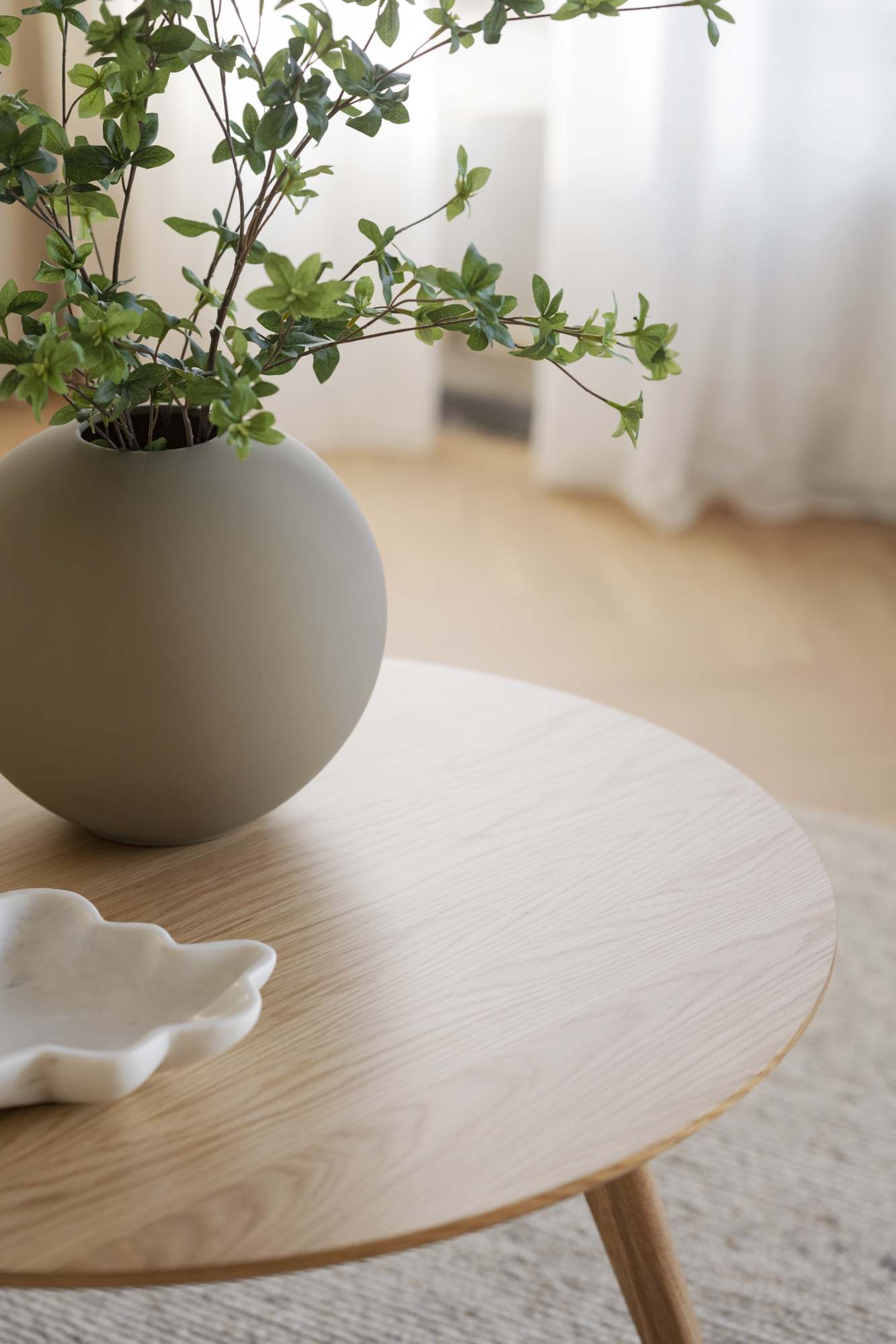 Couchtisch Yumi Rund 90cm, Esche Natur – stilvoller Blickfang für Ihr Zuhause.