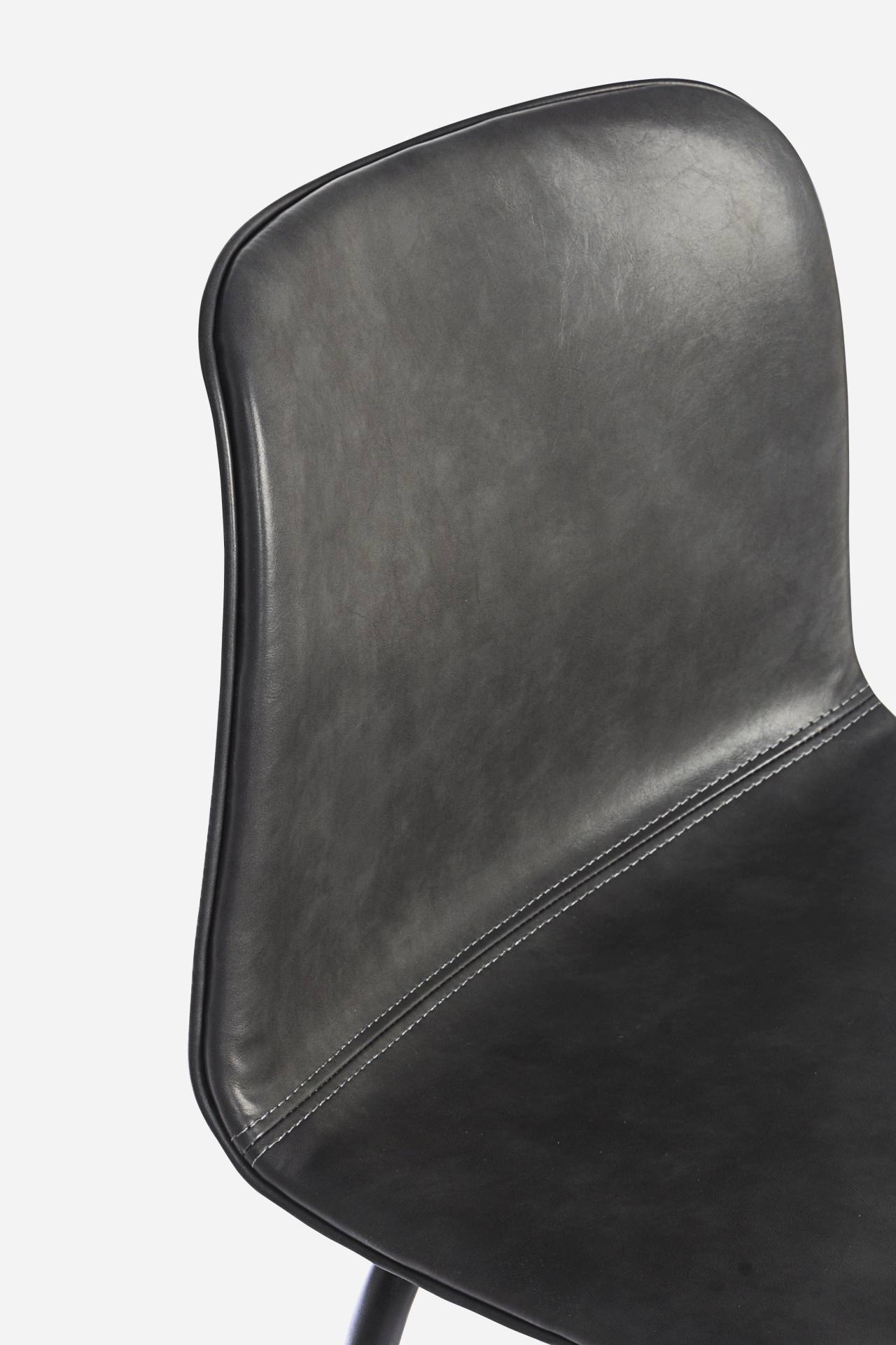 Der Barhocker Kyra überzeugt mit seinem klassischen Design. Gefertigt wurde er aus Kunstleder, welches einen Anthrazit Farbton besitzt. Das Gestell ist aus Metall und hat eine schwarze Farbe. Die Sitzhöhe des Hockers beträgt 75 cm.
