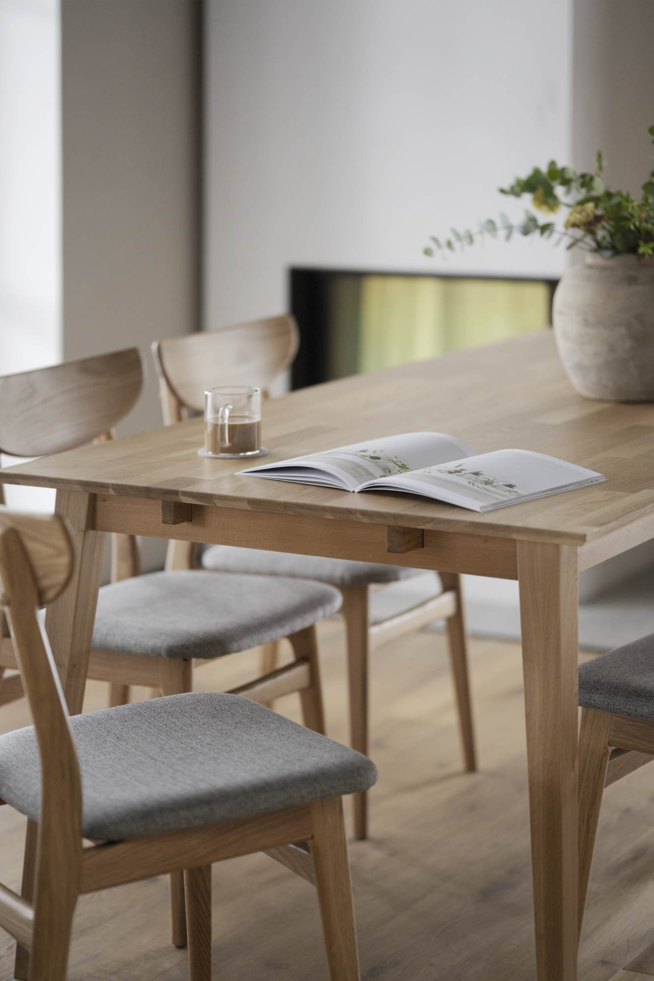 Design trifft Funktion: Stuhl Rodham 2er Set, Eiche / Hellgrau.