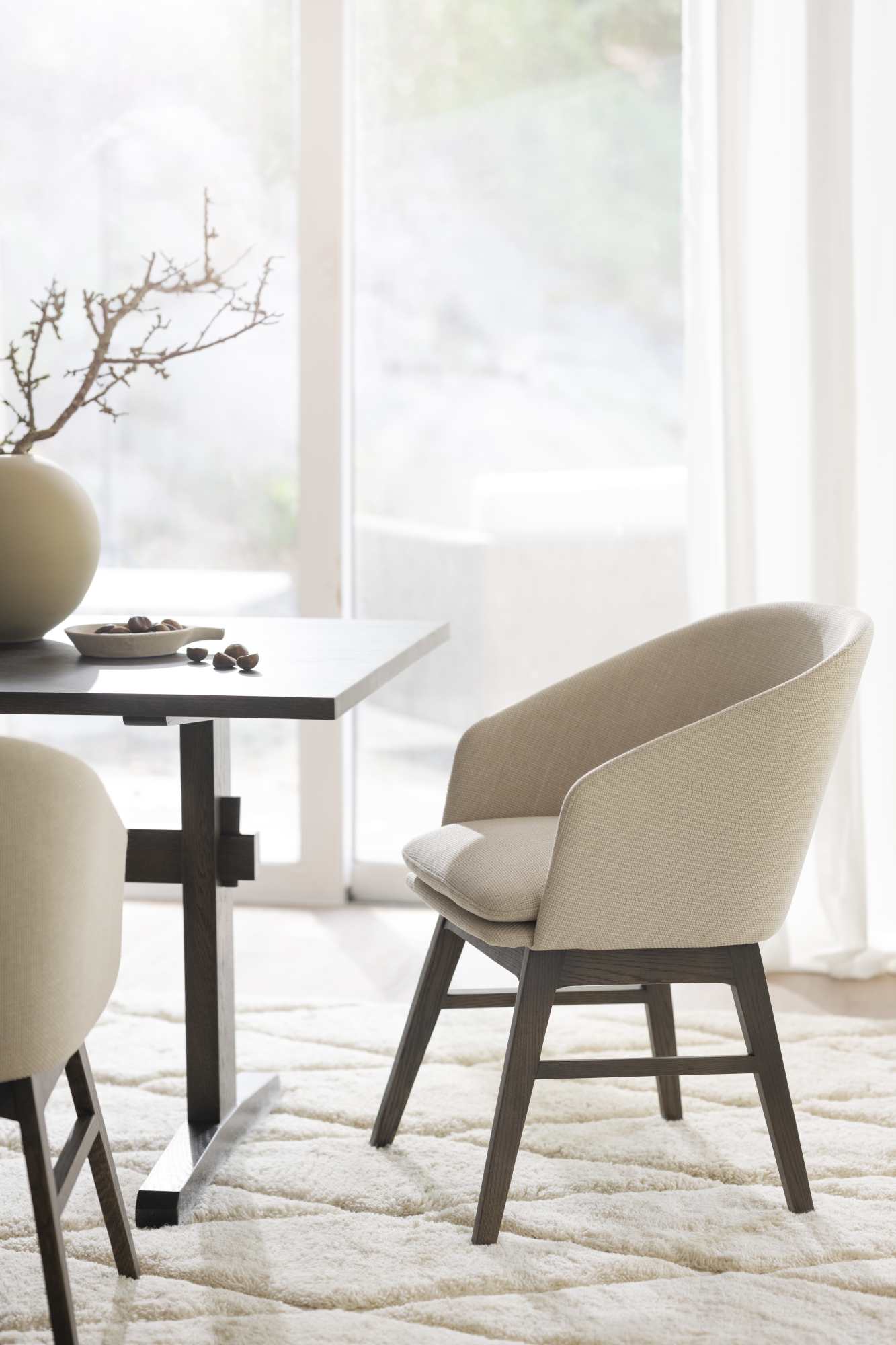Edles Möbelstück: Stuhl Windham 2er Set mit Armlehnen, Beige / Braun für stilvolle Einrichtung.