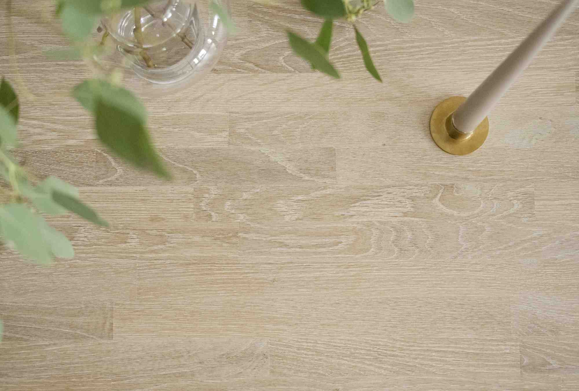 Komfortabel & schön – Esstisch Emmett Eiche Weiß pigmentiert, 240x95x75cm.